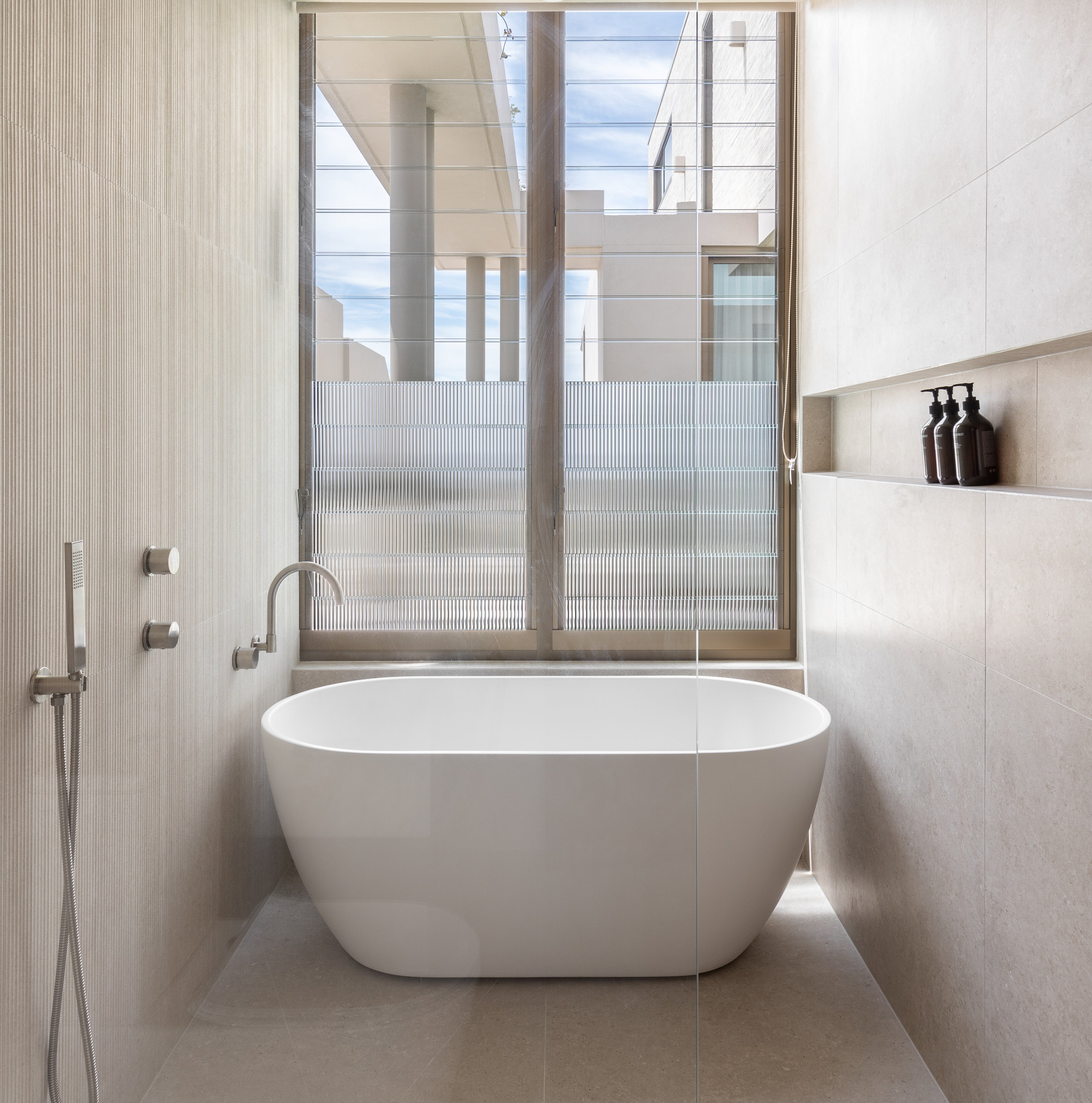 グースネックスイベル壁掛けバススパウト ニッケル