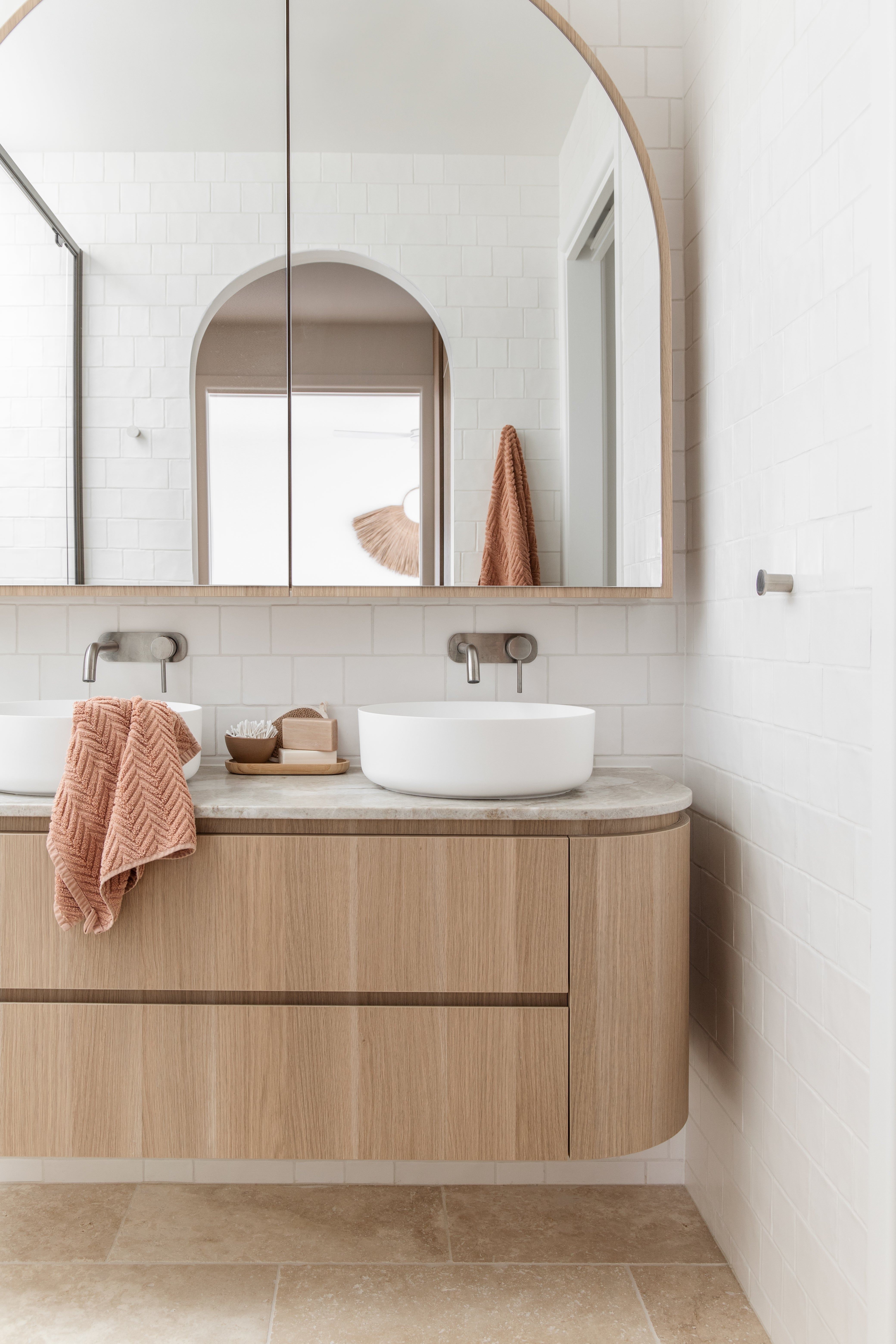 エリシアン・壁付混合水栓　壁付１穴レバーハンドル一体型