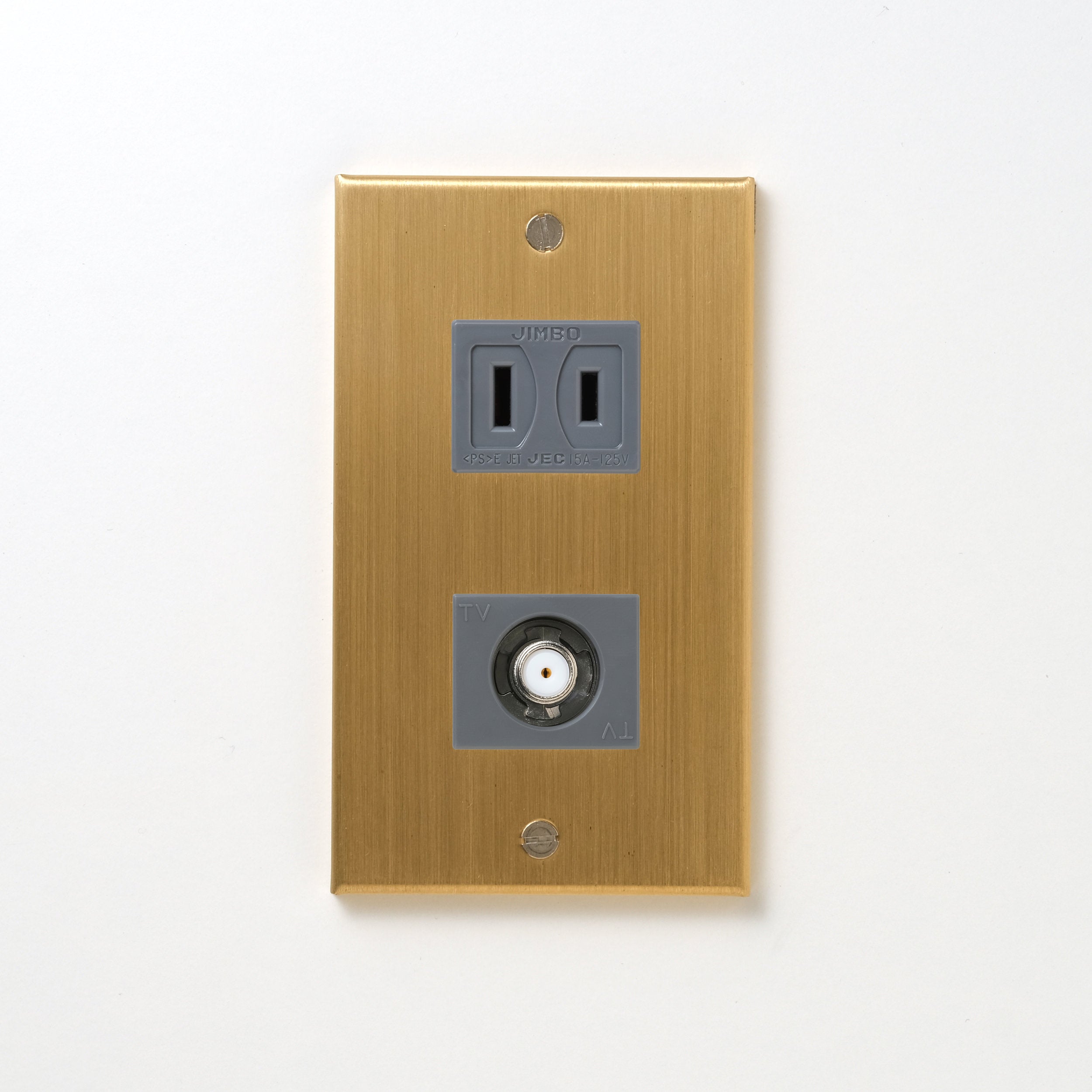 真鍮（ヘアライン） プレート<br>+ NK 新4K8K衛星放送対応 埋込小型高シールドテレビ端子 グレー <br>+ NK 埋込コンセント グレー