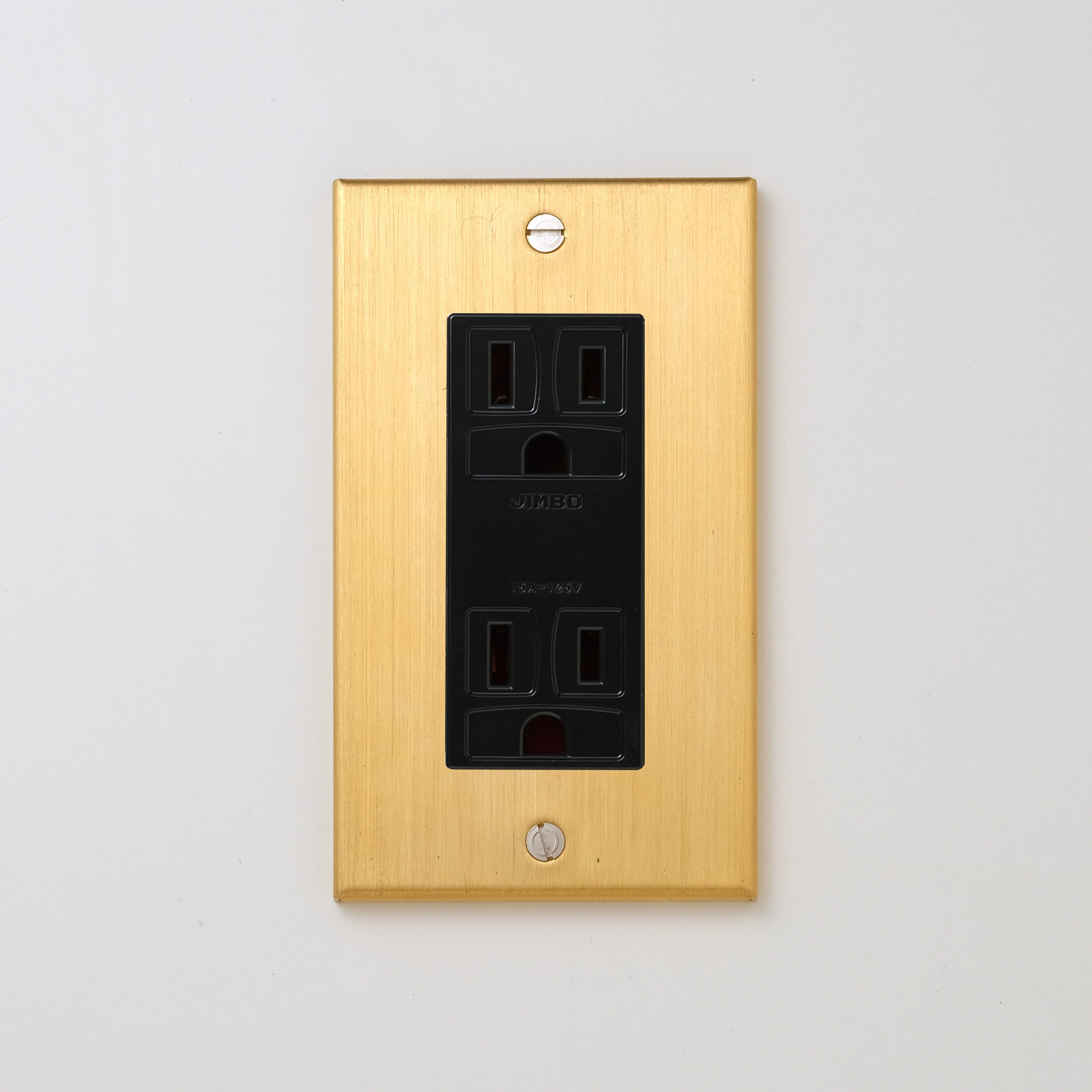 真鍮（ヘアライン） プレート <br>+ NK 埋込接地（アース）ダブルコンセント　ブラック