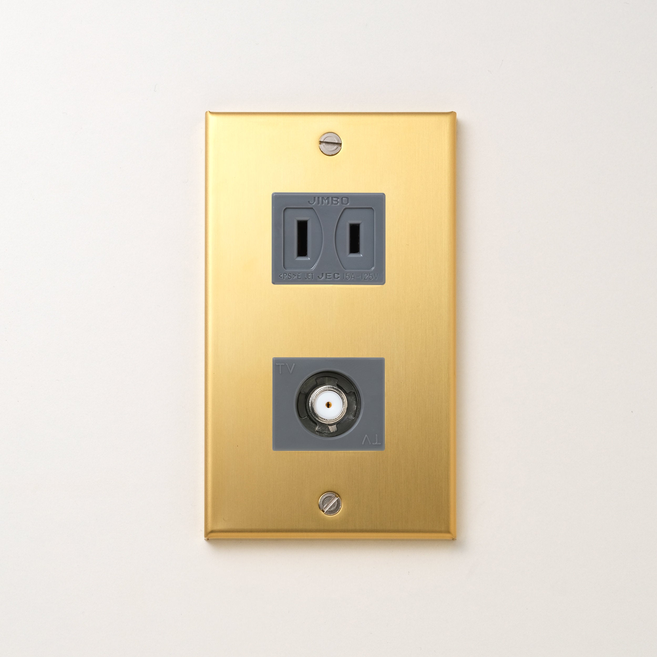 真鍮（素地） プレート<br>+ NK 新4K8K衛星放送対応 埋込小型高シールドテレビ端子 グレー <br>+ NK 埋込コンセント グレー