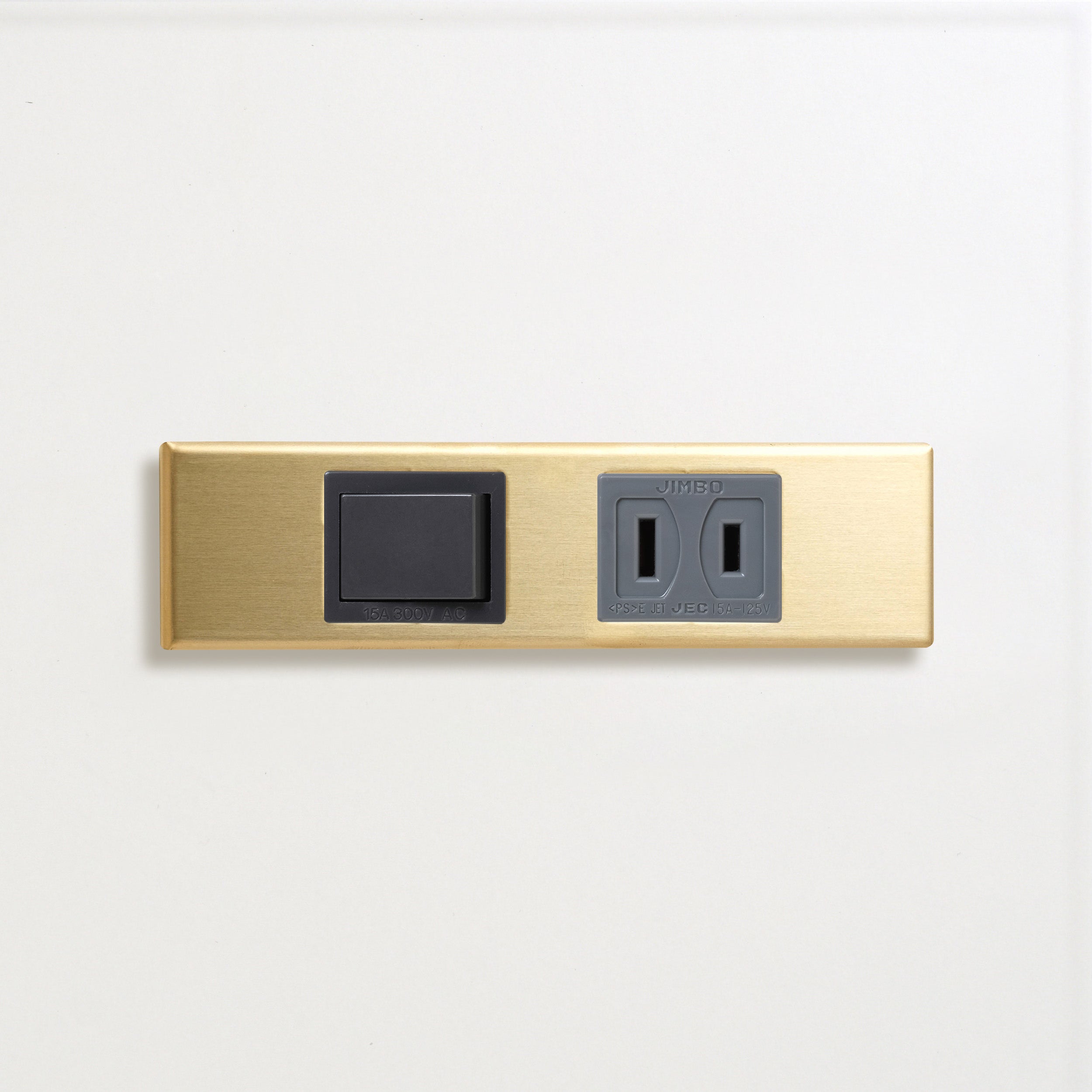 真鍮（素地） 家具用プレート<br>+ パナソニック 埋込スイッチ シングル グレー <br>+ NK 埋込コンセント グレー