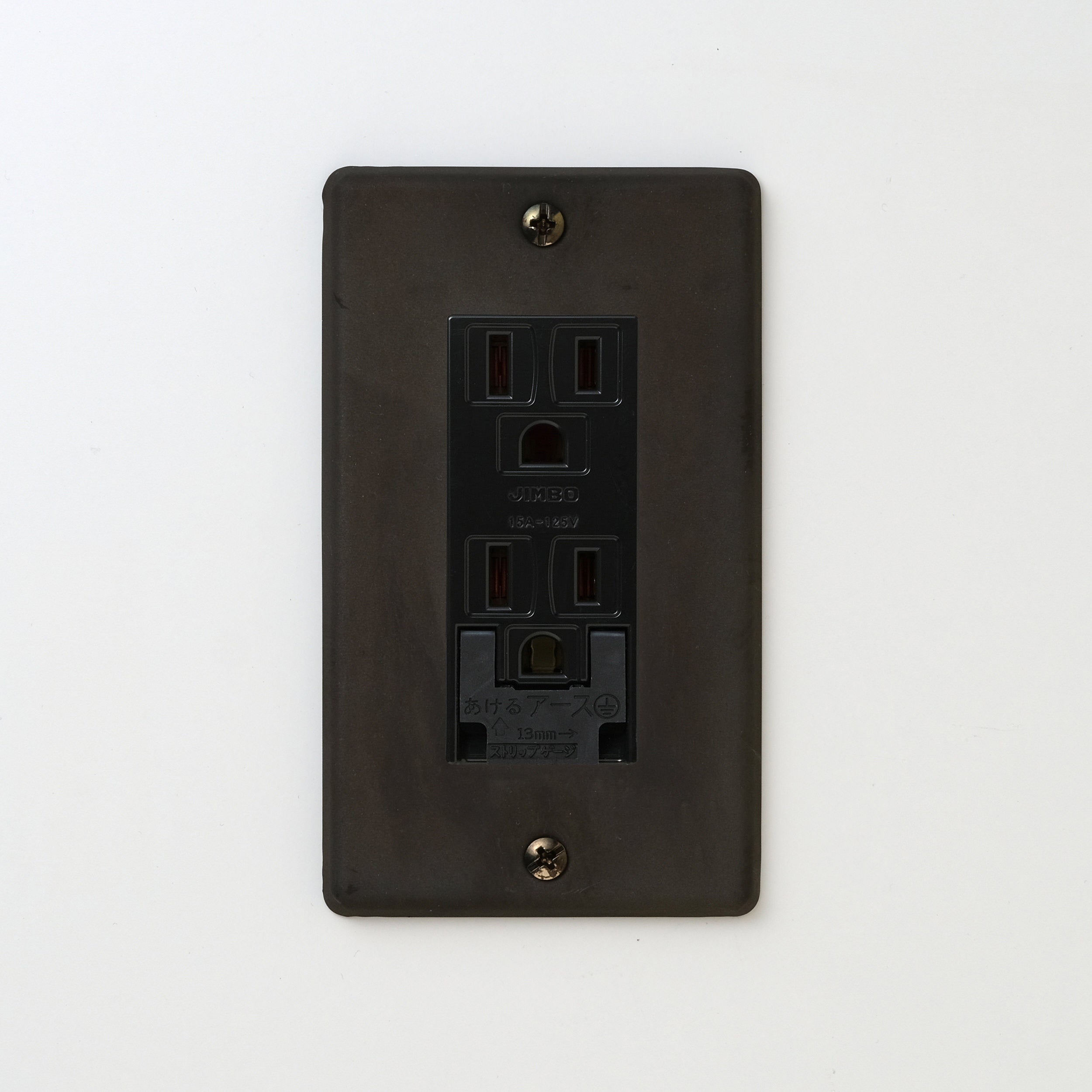 ステンレス（黒染）プレート <br>+ NK 埋込アースターミナル付接地ダブルコンセント　ブラック