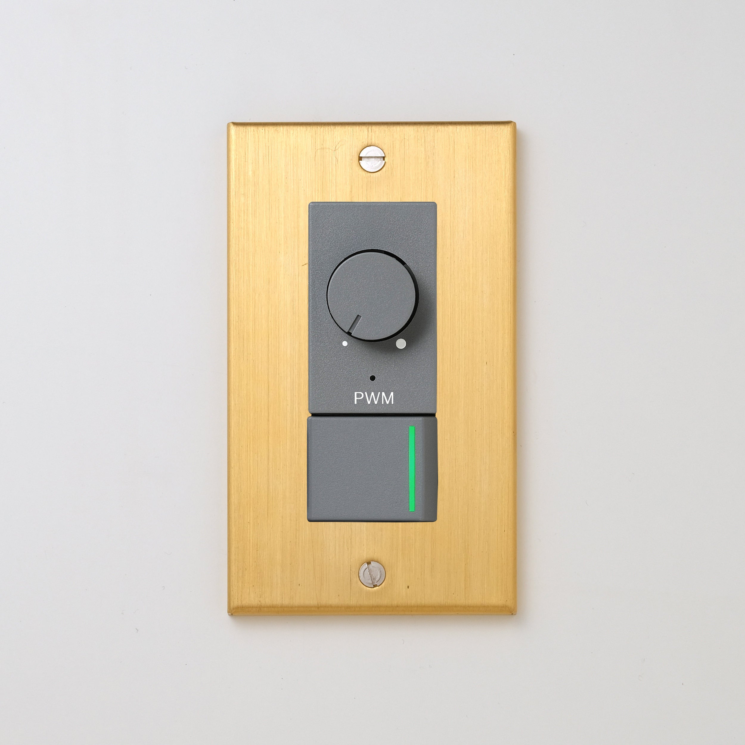 真鍮（ヘアライン） プレート <br>+ NK PWM制御方式(1ch)ライトコントロール＋片切、3路ガイドランプ（グリーン）スイッチ　 グレー