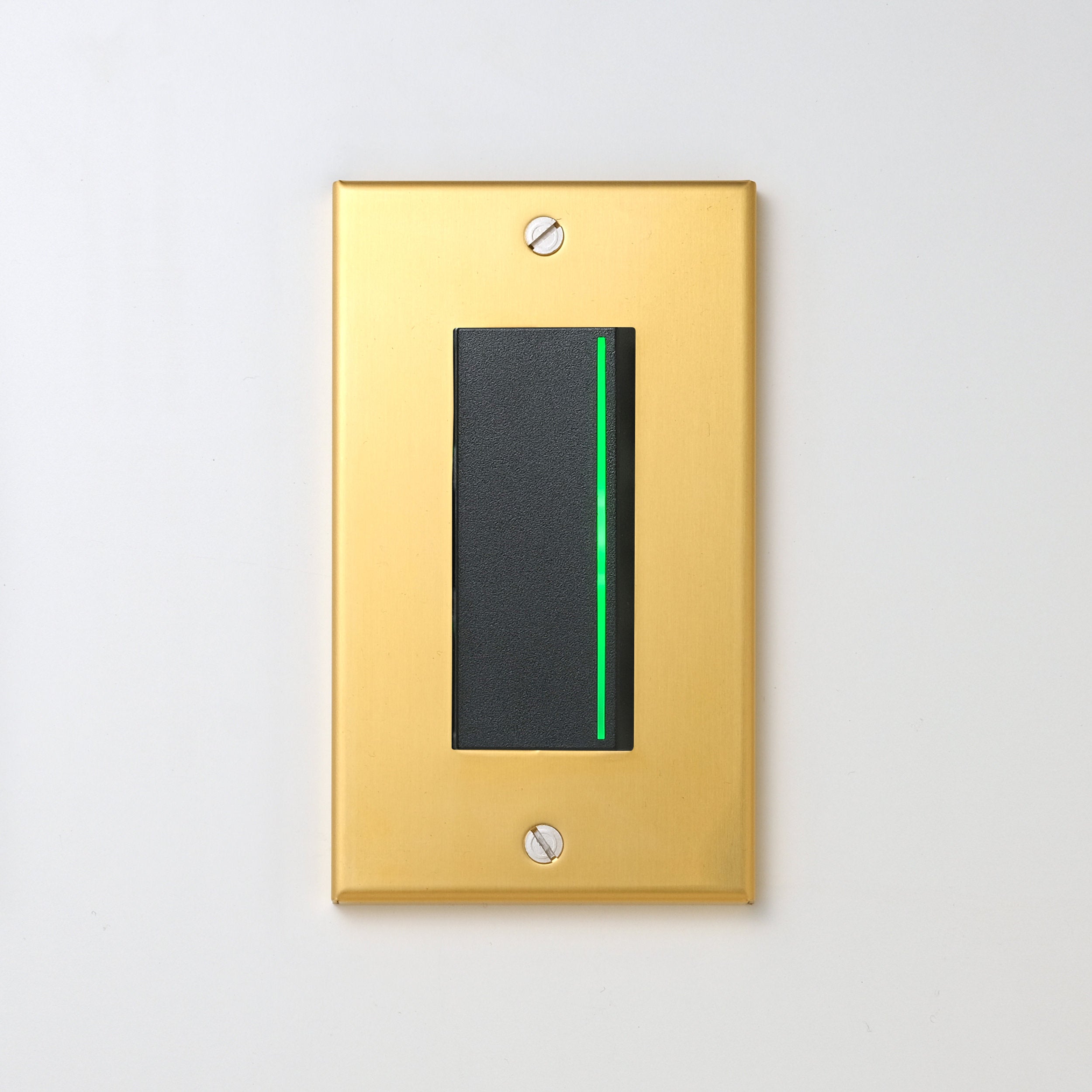 真鍮（素地） プレート <br>+ NK 片切、3路ガイドランプ（グリーン）付スイッチシングル  ブラック