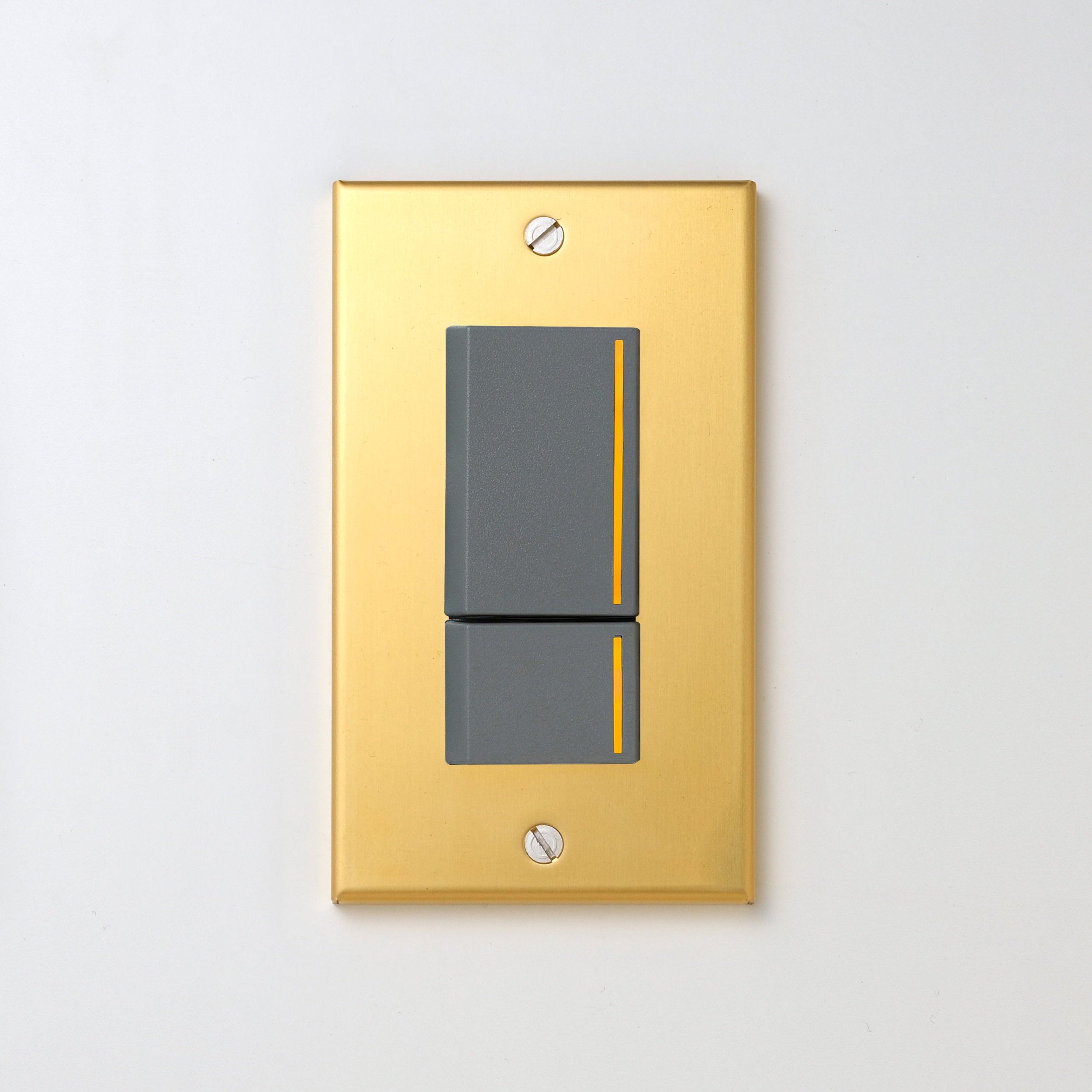 真鍮（素地） プレート <br>+ NK 片切、3路チェックランプ（オレンジ）スイッチダブル（上段大）  グレー