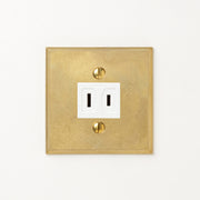 真鍮鋳造プレート（鋳肌） 半連１口用 四角 <br>+ NK 埋込コンセント ホワイト