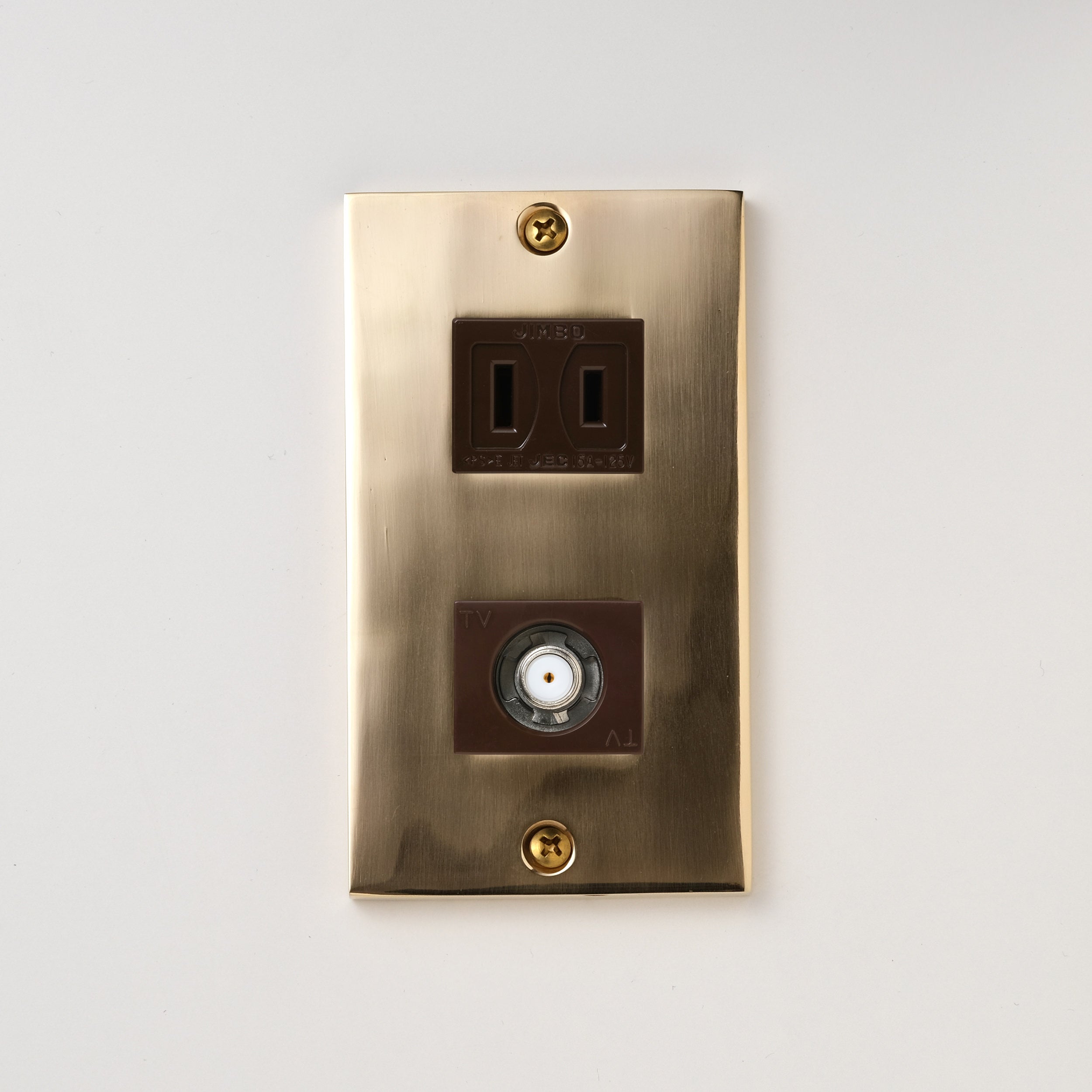 真鍮砂型鋳造（磨き）プレート<br>+ NK 新4K8K衛星放送対応 埋込小型高シールドテレビ端子 チョコ <br>+ NK 埋込コンセント チョコ