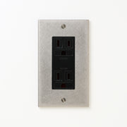 ステンレス（バイブレーション）プレート <br>+ NK 埋込接地（アース）ダブルコンセント　ブラック