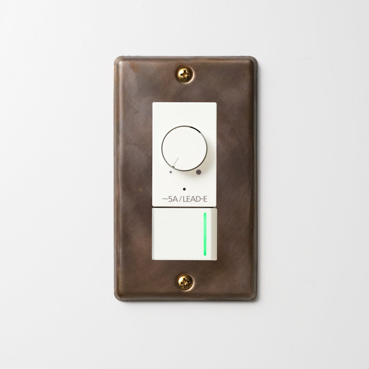 真鍮（燻し） プレート <br>+ NK 正位相制御方式ライトコントロール＋片切、3路ガイドランプ（グリーン）スイッチ　 ホワイト
