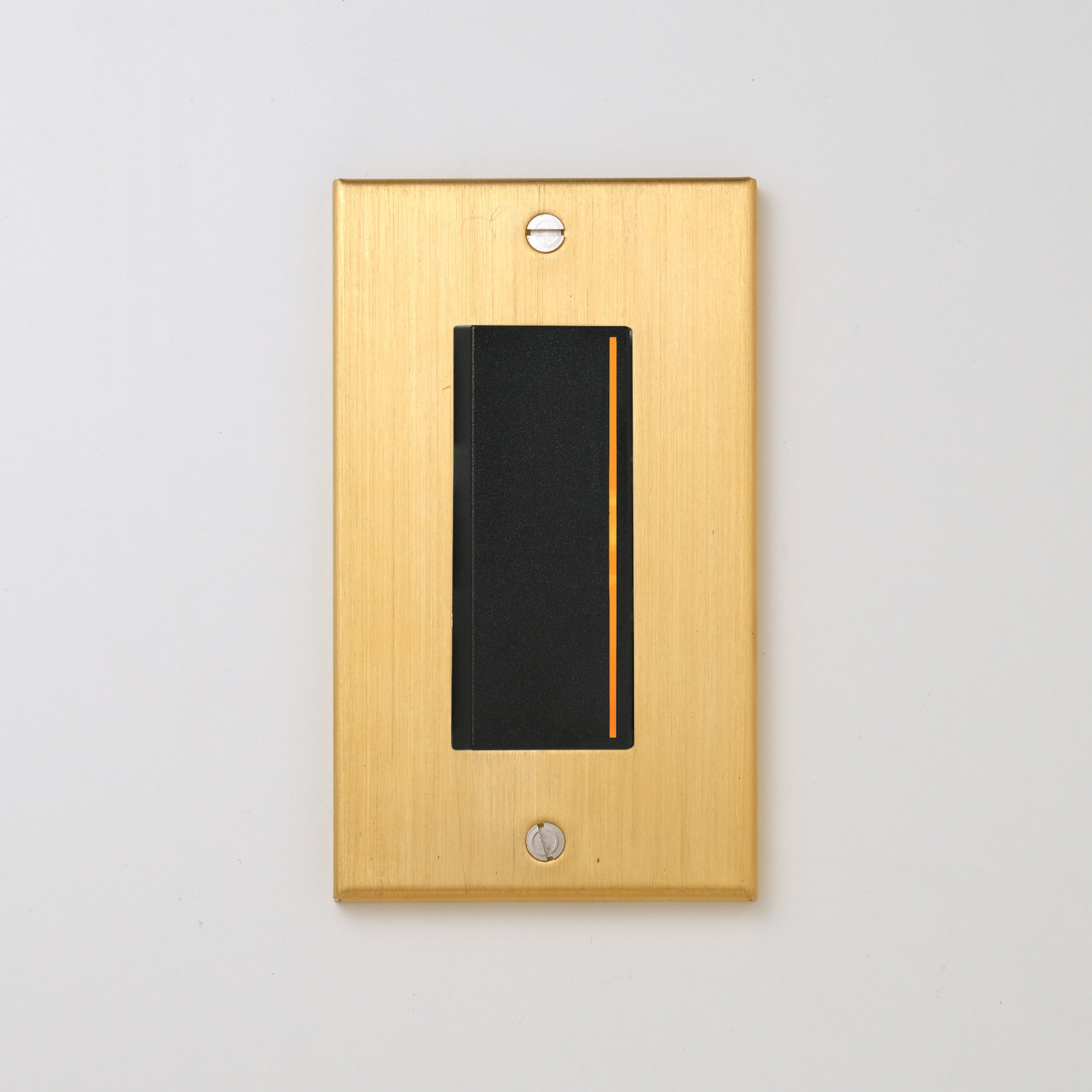 真鍮（ヘアライン） プレート <br>+ NK 片切、3路チェックランプ（オレンジ）付スイッチシングル  ブラック