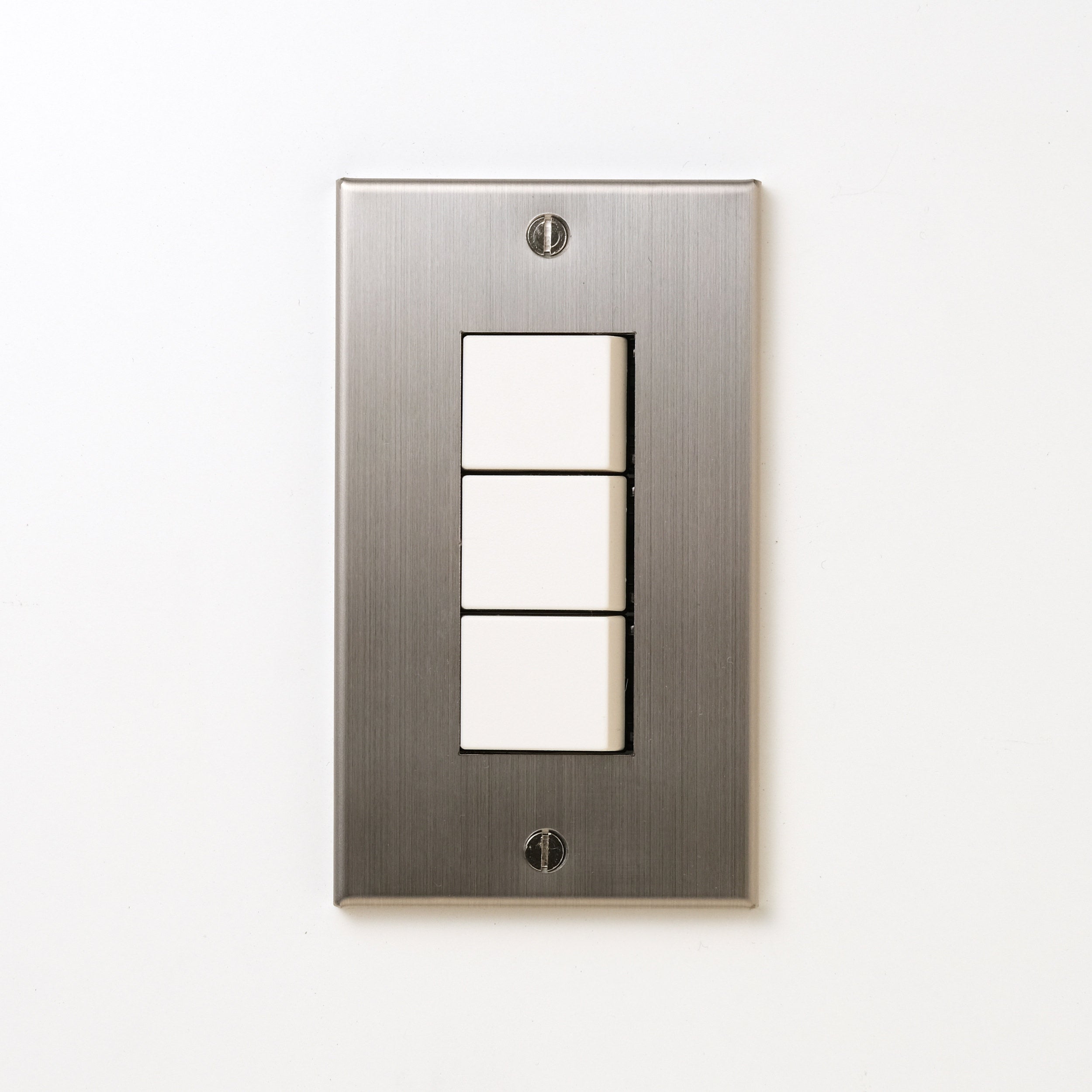 ステンレス（ヘアライン） プレート <br>+ NK  スイッチトリプル ホワイト