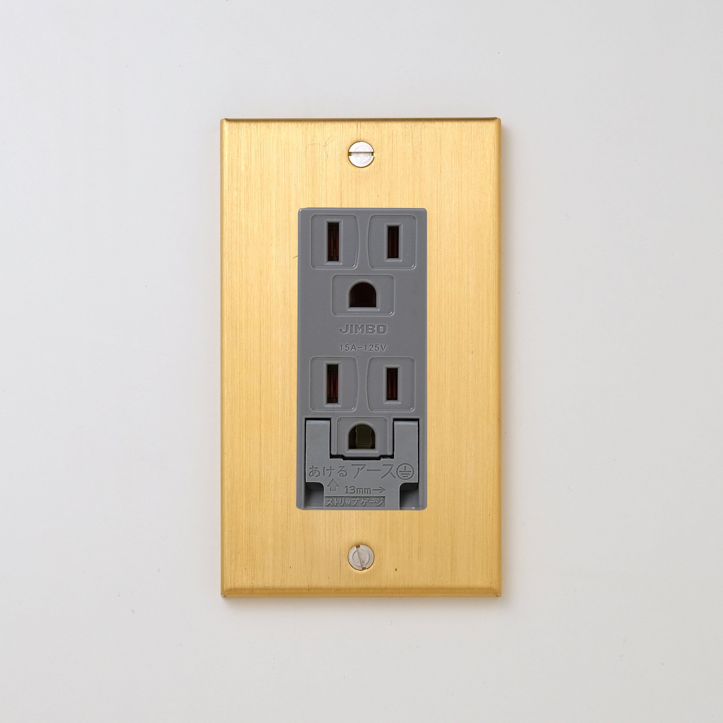 真鍮（ヘアライン） プレート <br>+ NK 埋込アースターミナル付接地ダブルコンセント　グレー