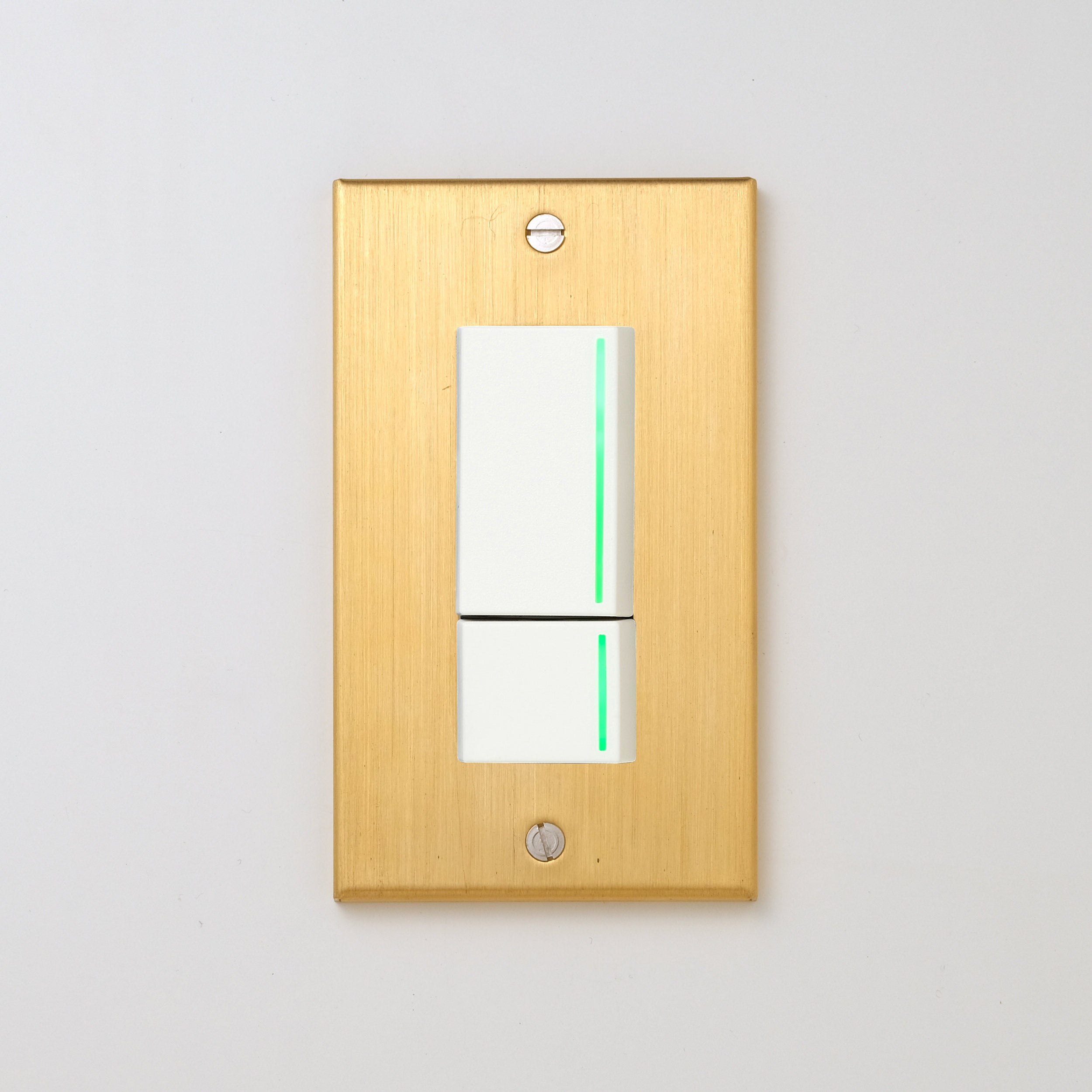 真鍮（ヘアライン） プレート <br>+ NK 片切、3路ガイドランプ（グリーン）スイッチダブル（上段大）  ホワイト