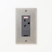 ステンレス（バイブレーション）プレート <br>+ NK 埋込アースターミナル付接地15A、20Aコンセント 250V　グレー