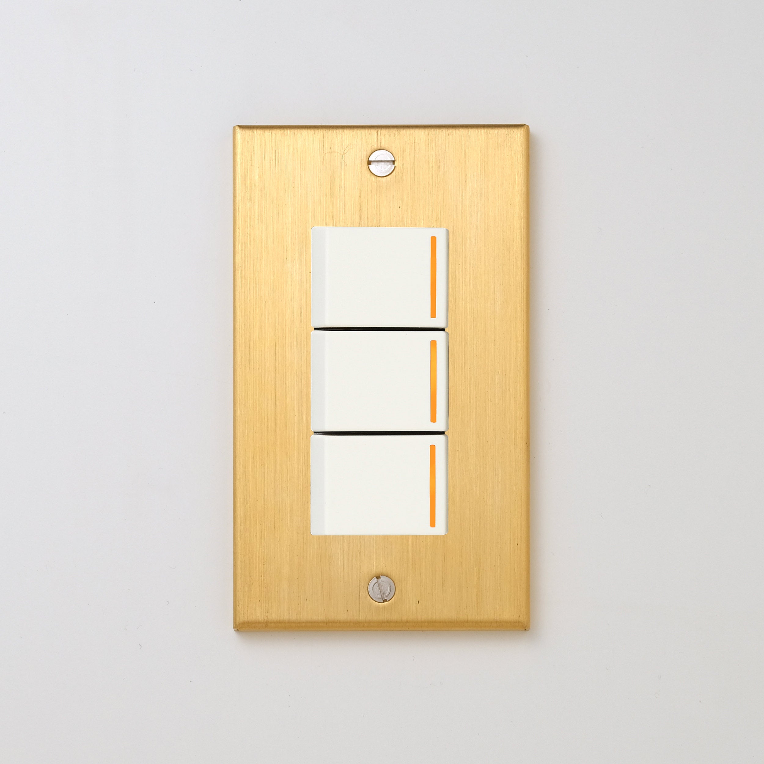 真鍮（ヘアライン） プレート <br>+ NK 片切、3路チェックランプ（オレンジ）スイッチトリプル  ホワイト