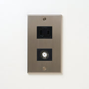 ステンレス（ヘアライン） プレート<br>+ NK 新4K8K衛星放送対応 埋込小型高シールドテレビ端子 ブラック <br>+ NK 埋込コンセント ブラック