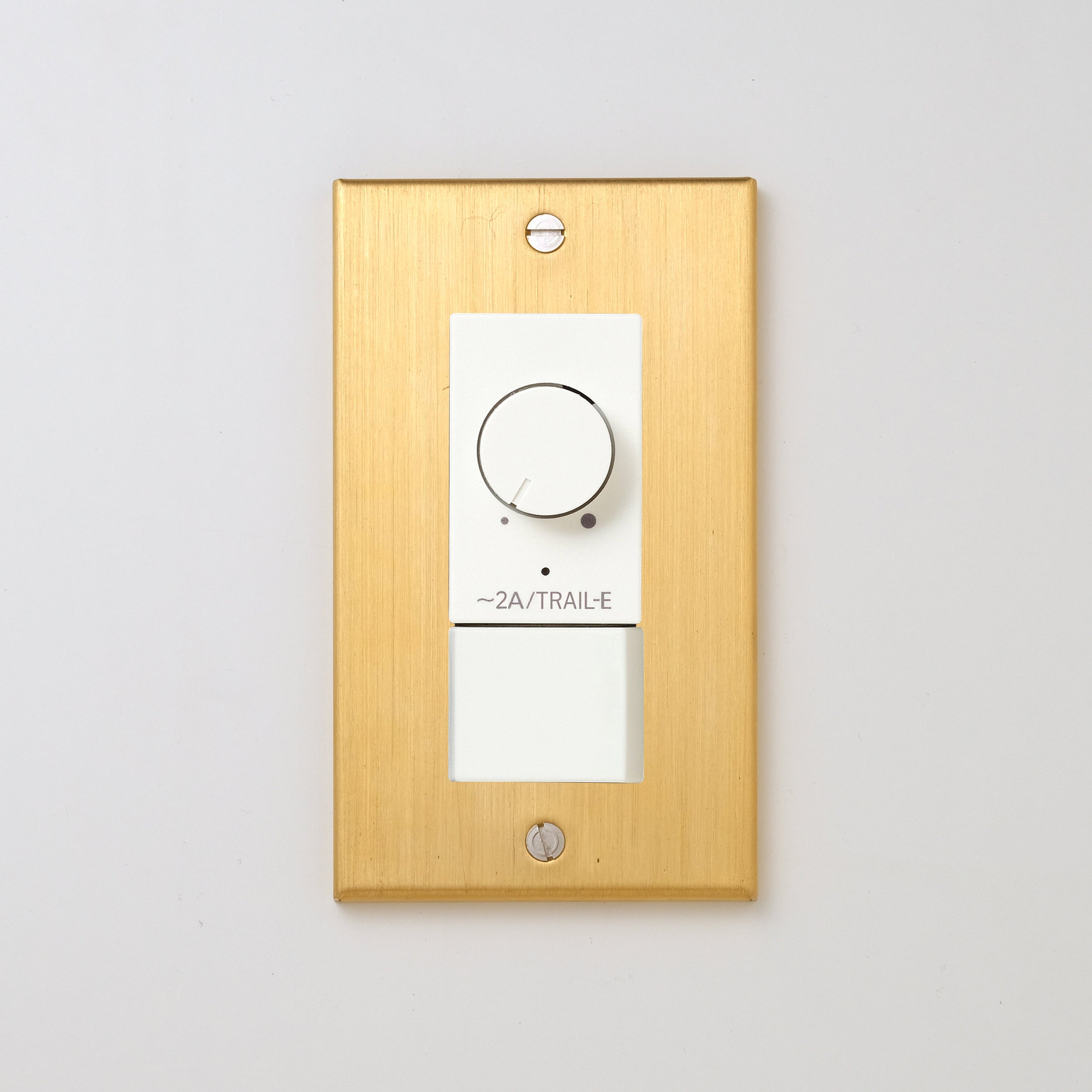 真鍮（ヘアライン） プレート <br>+ NK 逆位相制御方式ライトコントロール＋片切、3路スイッチ　 ホワイト