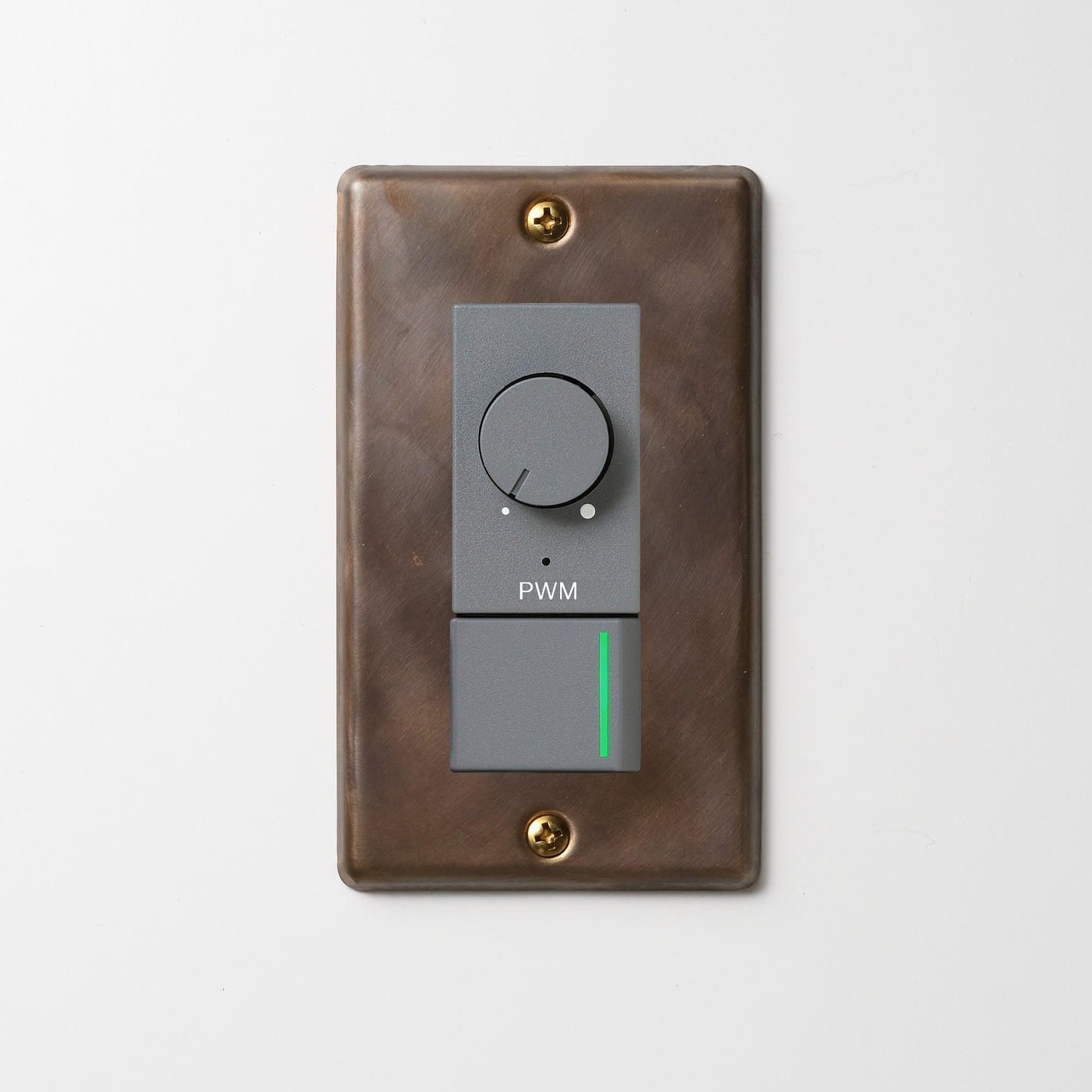 真鍮（燻し） プレート <br>+ NK PWM制御方式(1ch)ライトコントロール＋片切、3路ガイドランプ（グリーン）スイッチ　 グレー