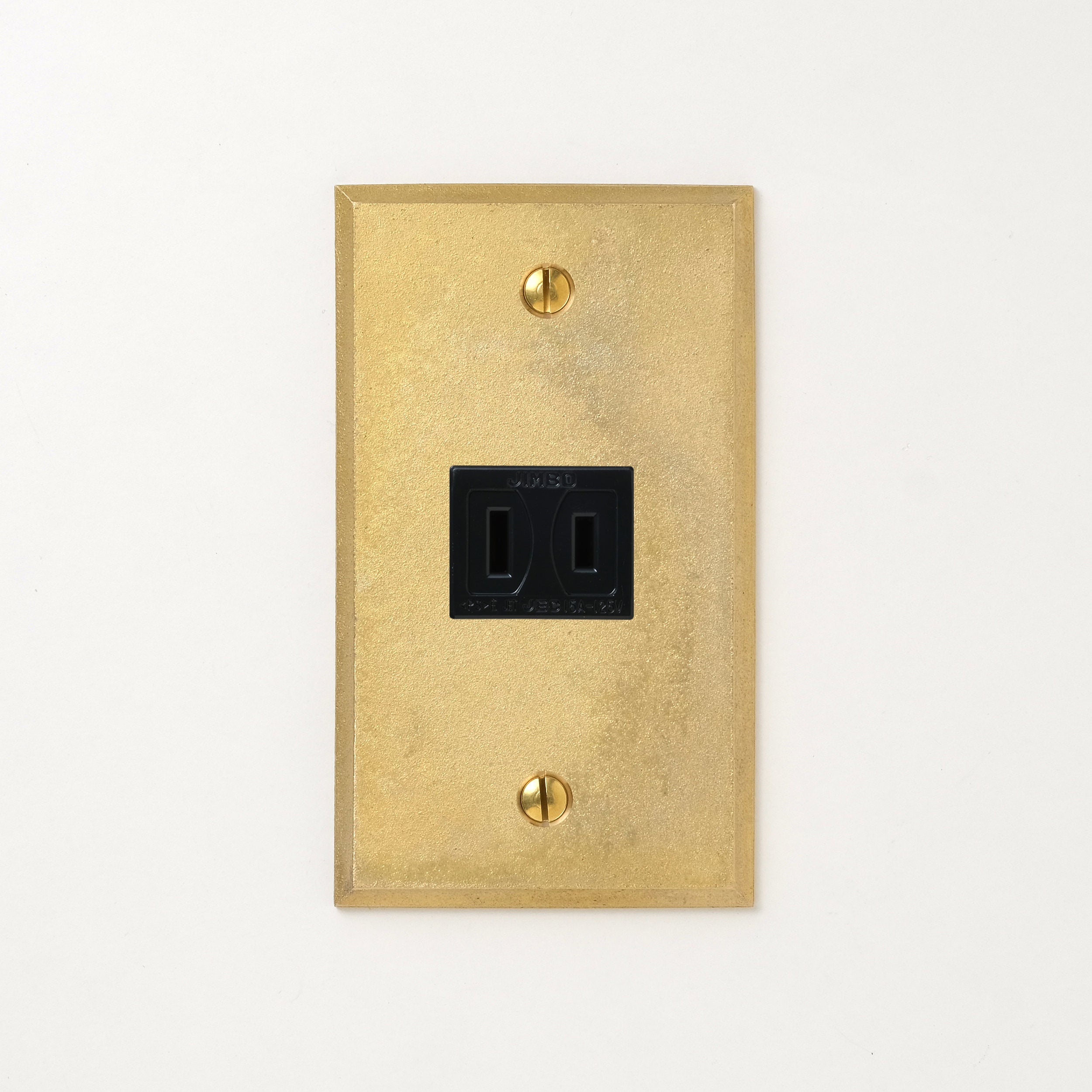 真鍮鋳造プレート（鋳肌） <br>+ NK 埋込コンセント ブラック