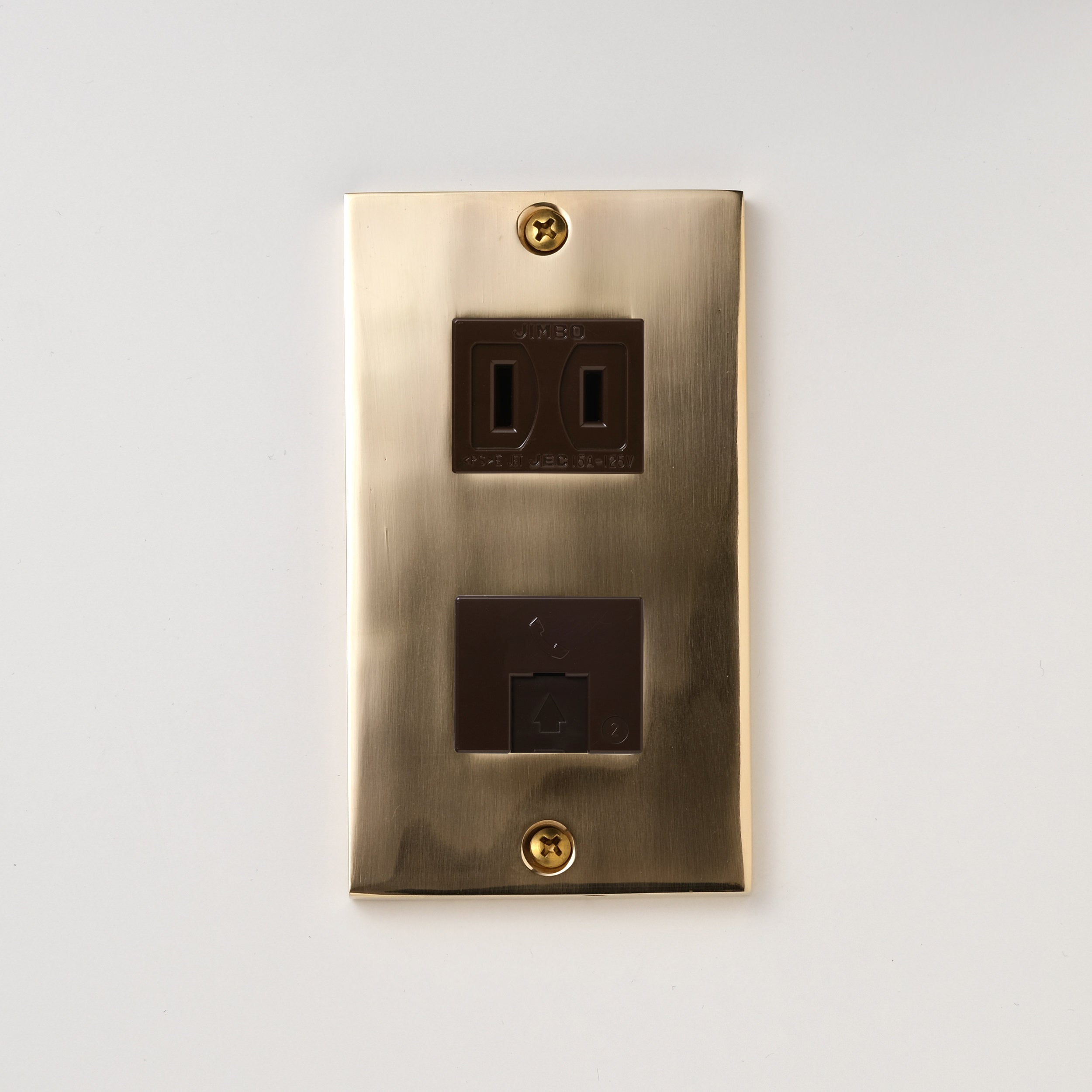 真鍮砂型鋳造（磨き）プレート<br>+ NK 埋込モジュラジャック6極2心 チョコ <br>+ NK 埋込コンセント チョコ