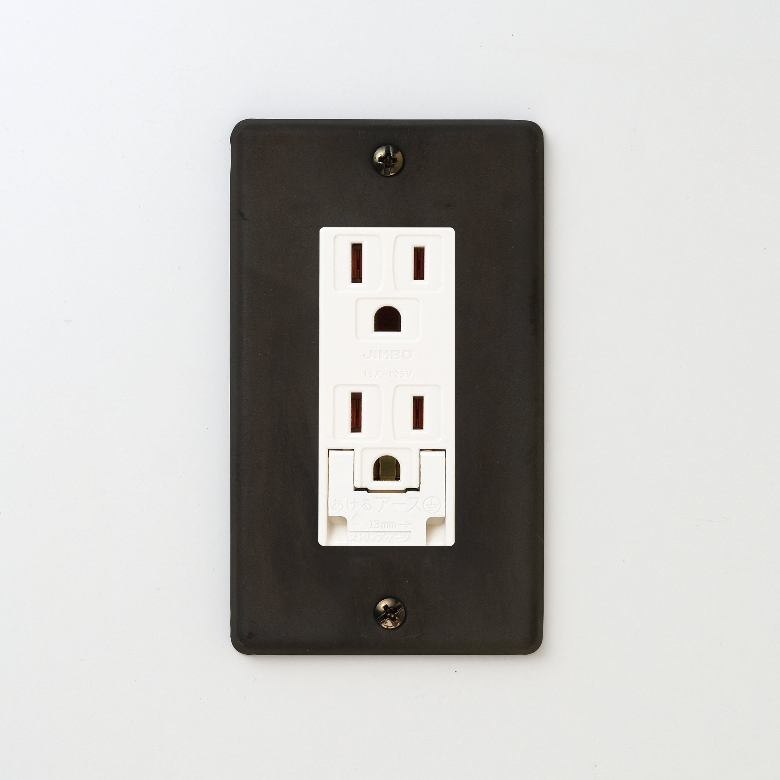ステンレス（黒染）プレート <br>+ NK 埋込アースターミナル付接地ダブルコンセント　ホワイト