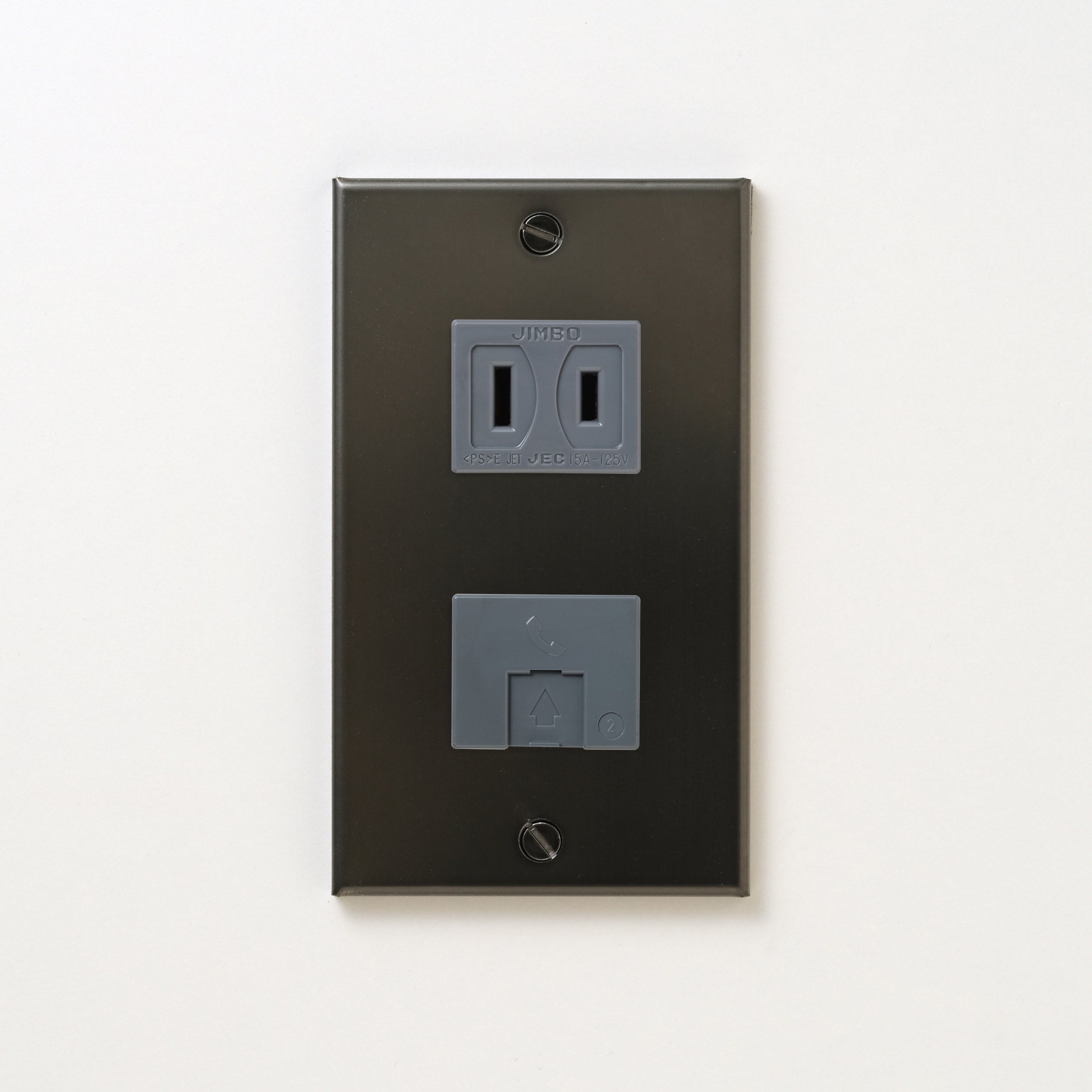 ステンレス（マットブラック）プレート<br>+ NK 埋込モジュラジャック6極2心 グレー <br>+ NK 埋込コンセント グレー