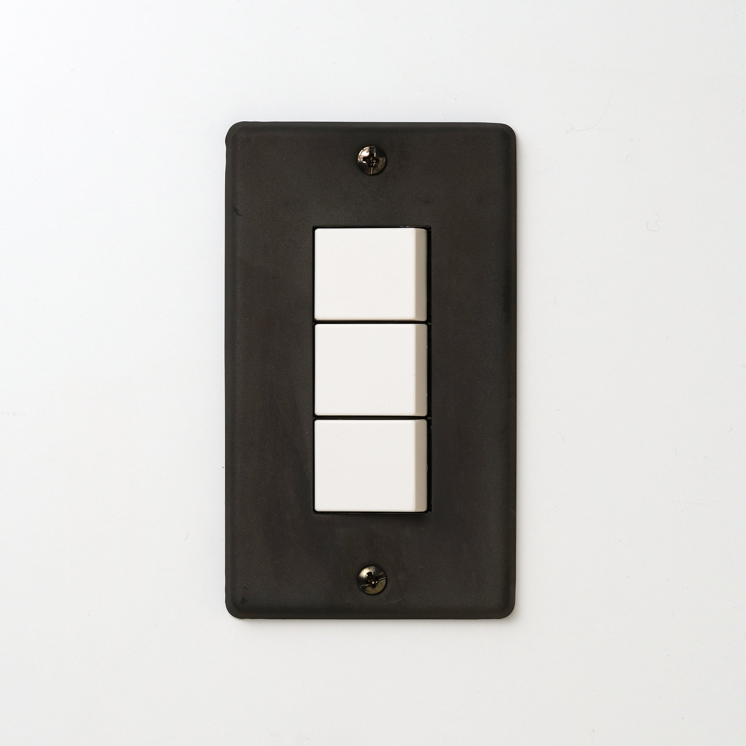 ステンレス（黒染）プレート <br>+ NK スイッチトリプル ホワイト