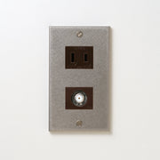 ステンレス（バイブレーション）プレート<br>+ NK 新4K8K衛星放送対応 埋込小型高シールドテレビ端子 チョコ <br>+ NK 埋込コンセント チョコ