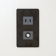 ステンレス（黒染）プレート<br>+ NK 新4K8K衛星放送対応 埋込小型高シールドテレビ端子 グレー <br>+ NK 埋込コンセント グレー