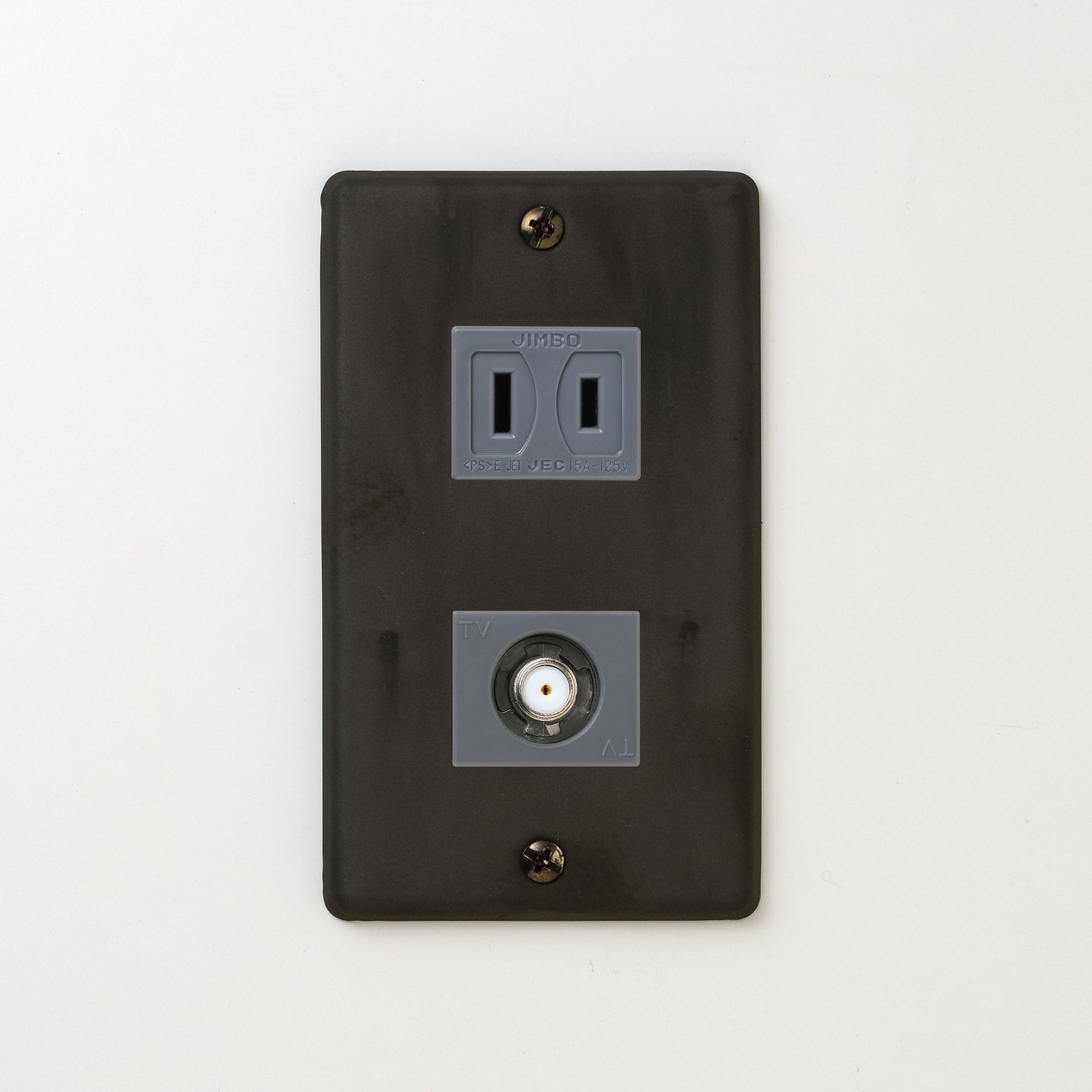 ステンレス（黒染）プレート<br>+ NK 新4K8K衛星放送対応 埋込小型高シールドテレビ端子 グレー <br>+ NK 埋込コンセント グレー