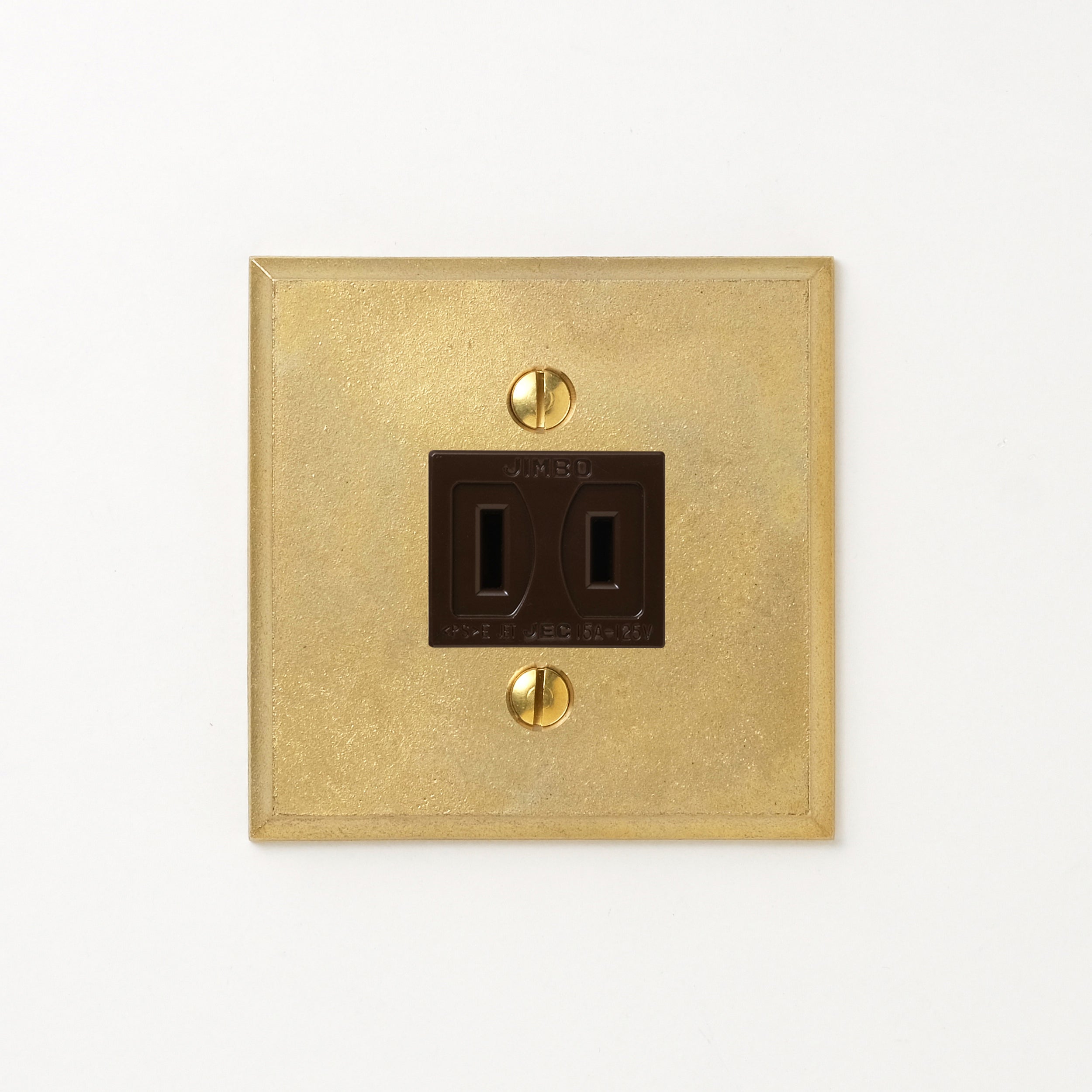 真鍮鋳造プレート（鋳肌） 半連１口用 四角 <br>+ NK 埋込コンセント チョコ