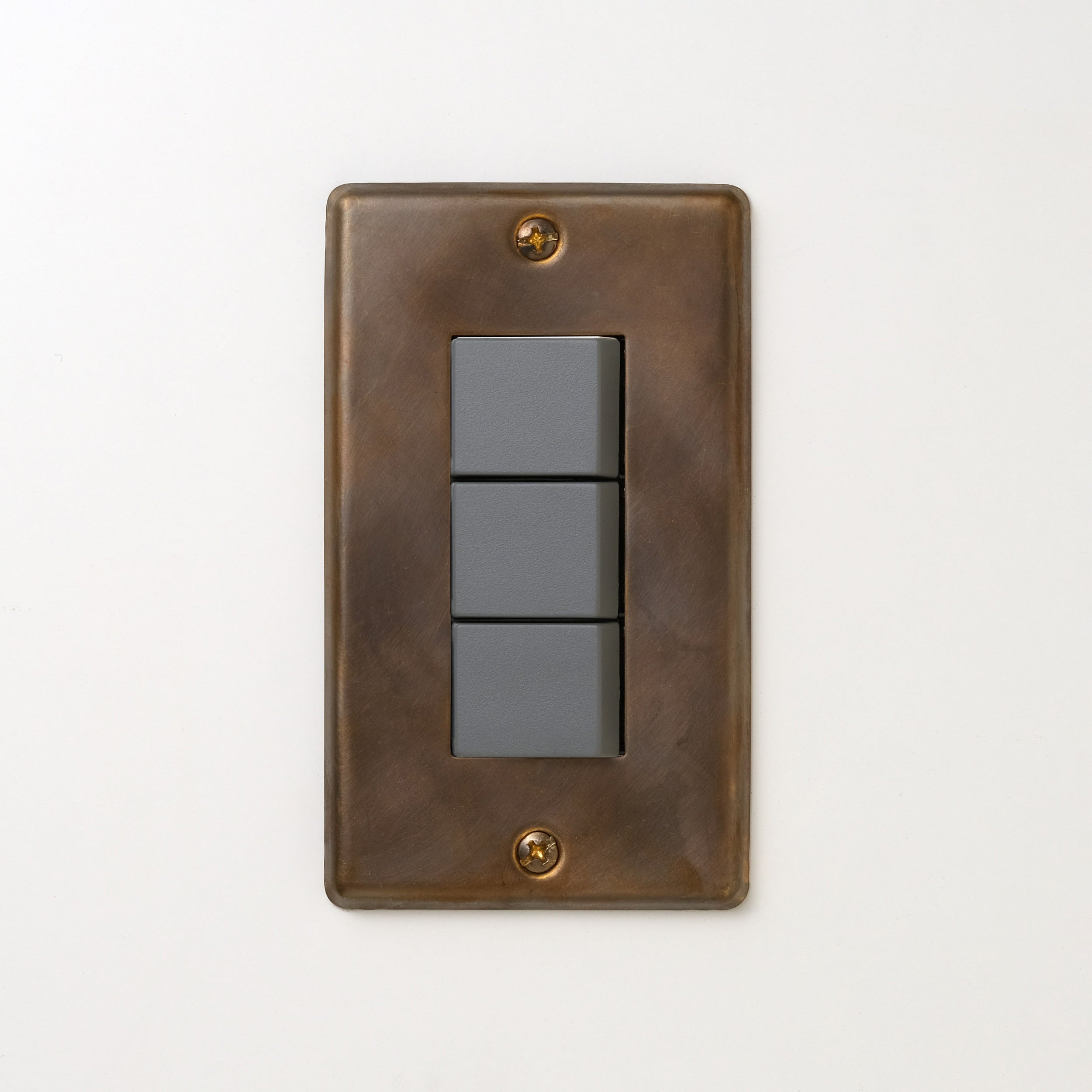 真鍮（燻し） プレート <br>+ NK スイッチトリプル グレー