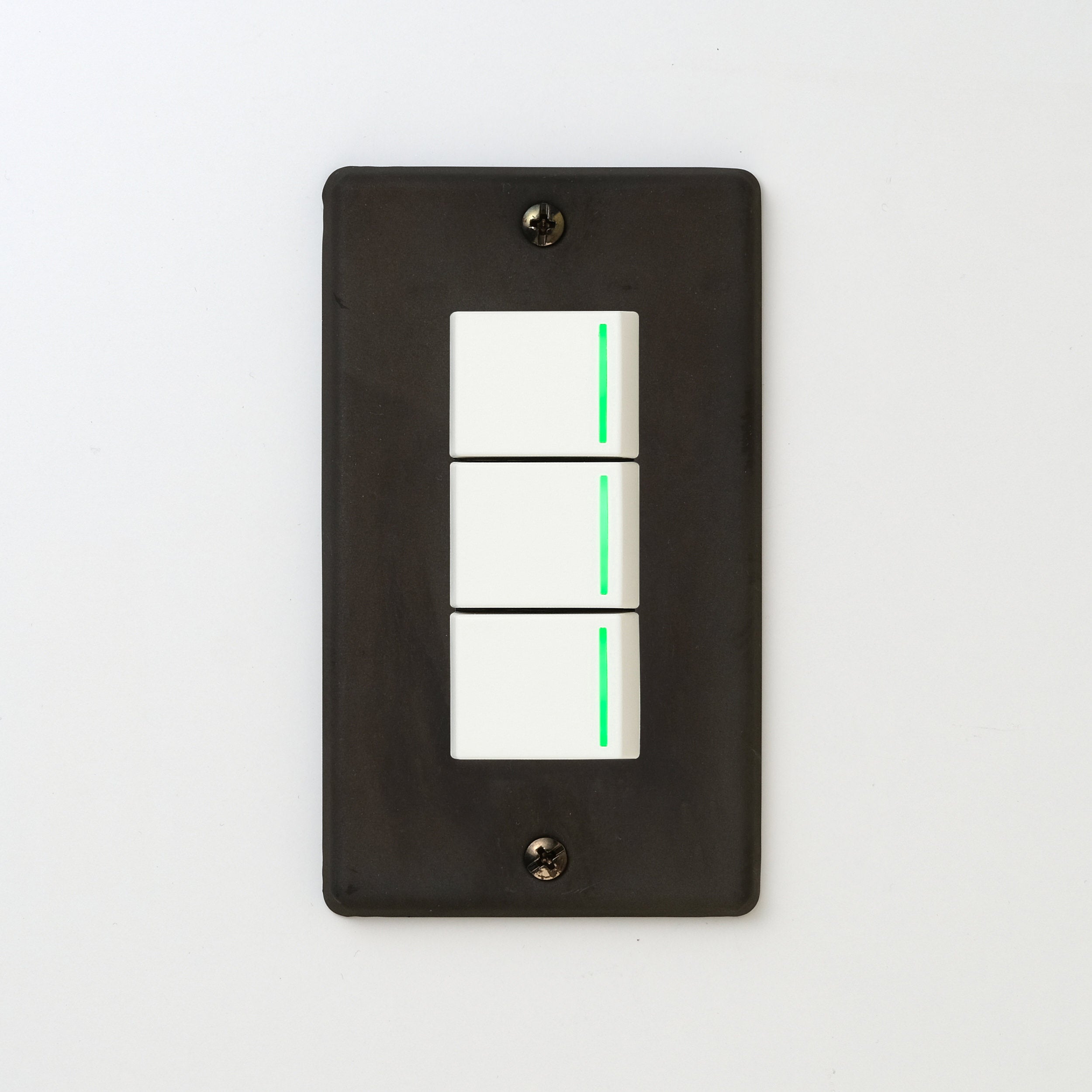 ステンレス（黒染）プレート <br>+ NK 片切、3路ガイドランプ（グリーン）スイッチトリプル  ホワイト