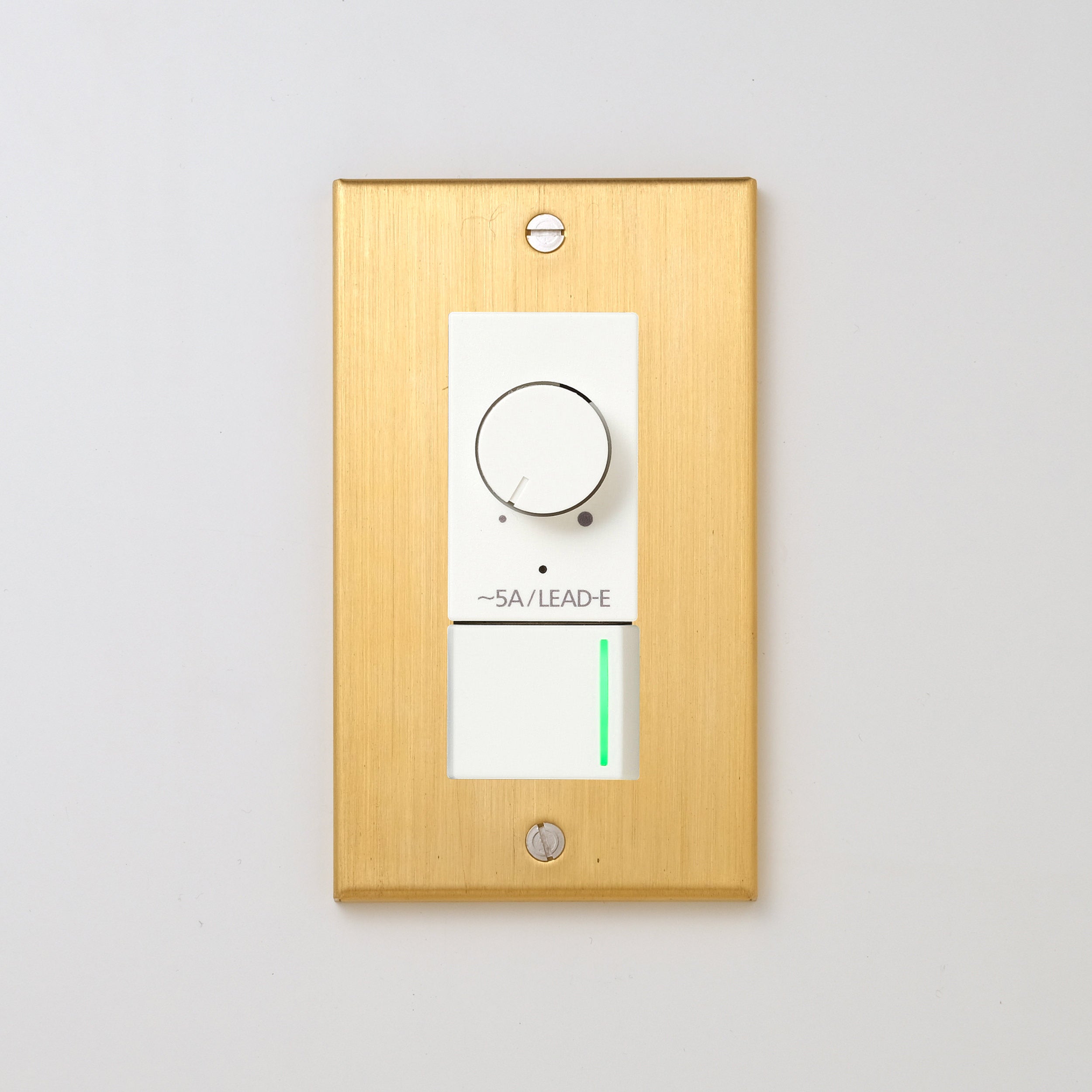 真鍮（ヘアライン） プレート <br>+ NK 正位相制御方式ライトコントロール＋片切、3路ガイドランプ（グリーン）スイッチ　 ホワイト