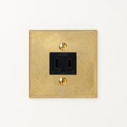 真鍮鋳造プレート（鋳肌） 半連１口用 四角 <br>+ NK 埋込コンセント ブラック