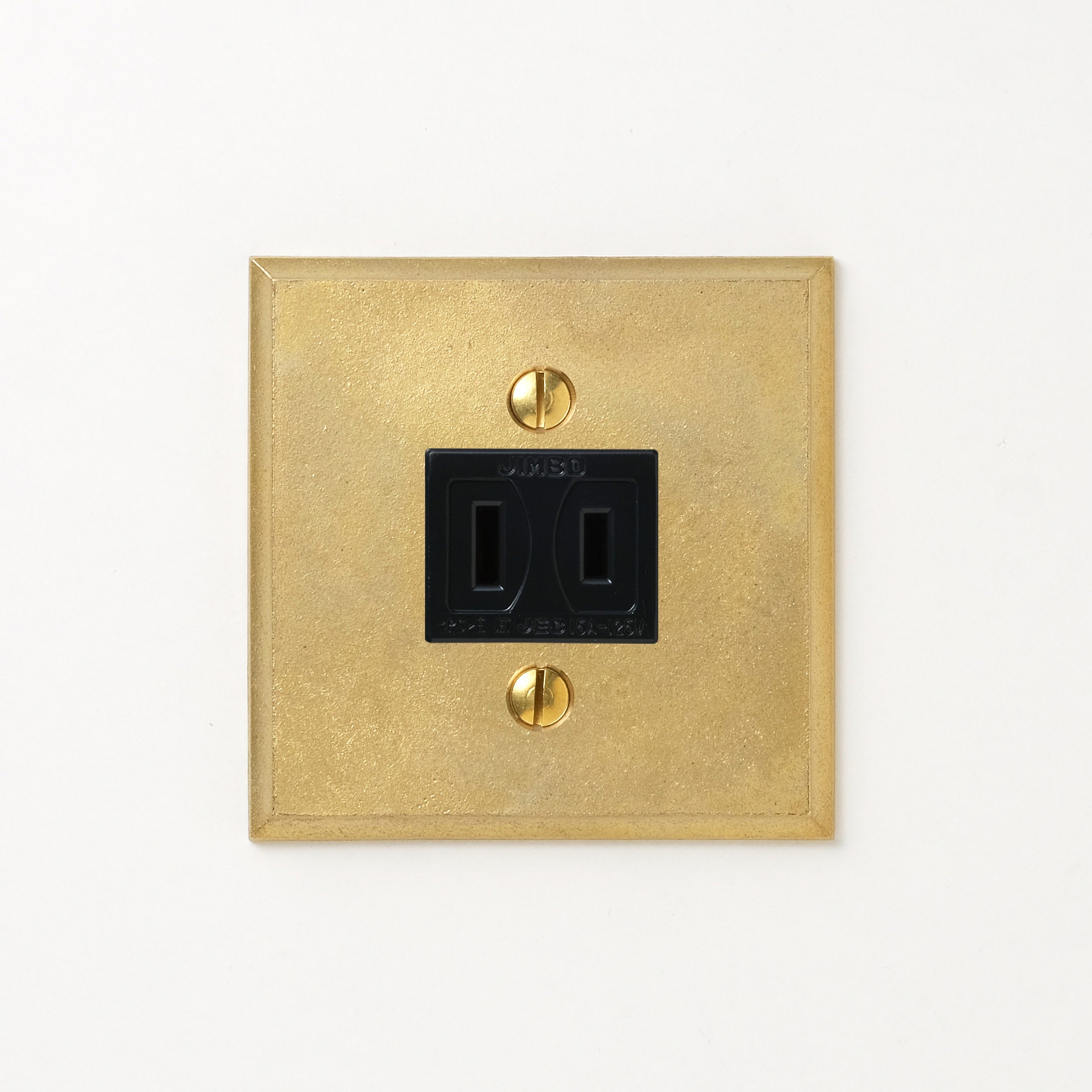 真鍮鋳造プレート（鋳肌） 半連１口用 四角 <br>+ NK 埋込コンセント ブラック