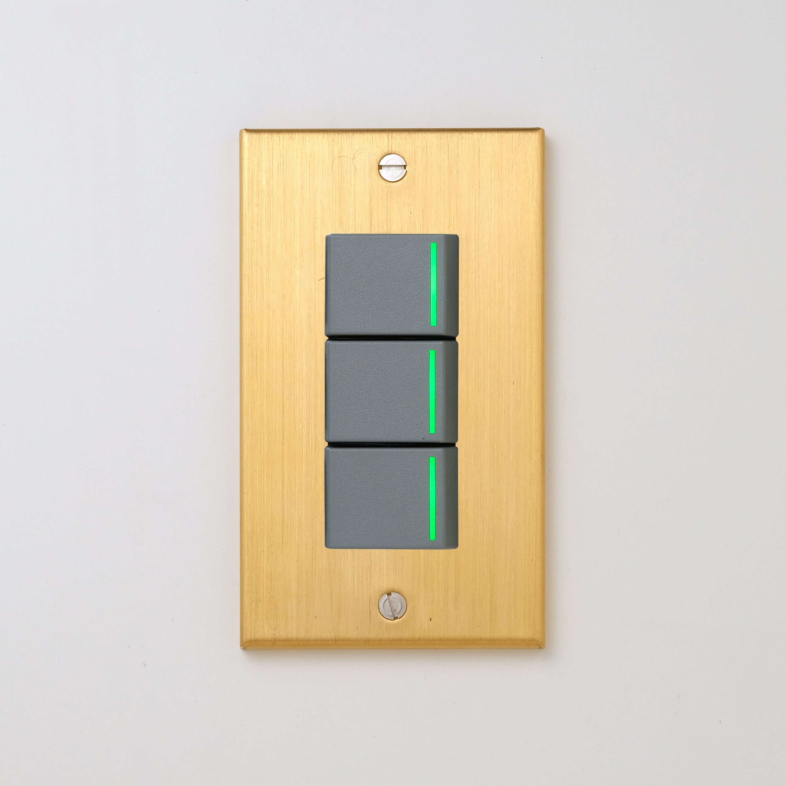 真鍮（ヘアライン） プレート <br>+ NK 片切、3路ガイドランプ（グリーン）スイッチトリプル  グレー