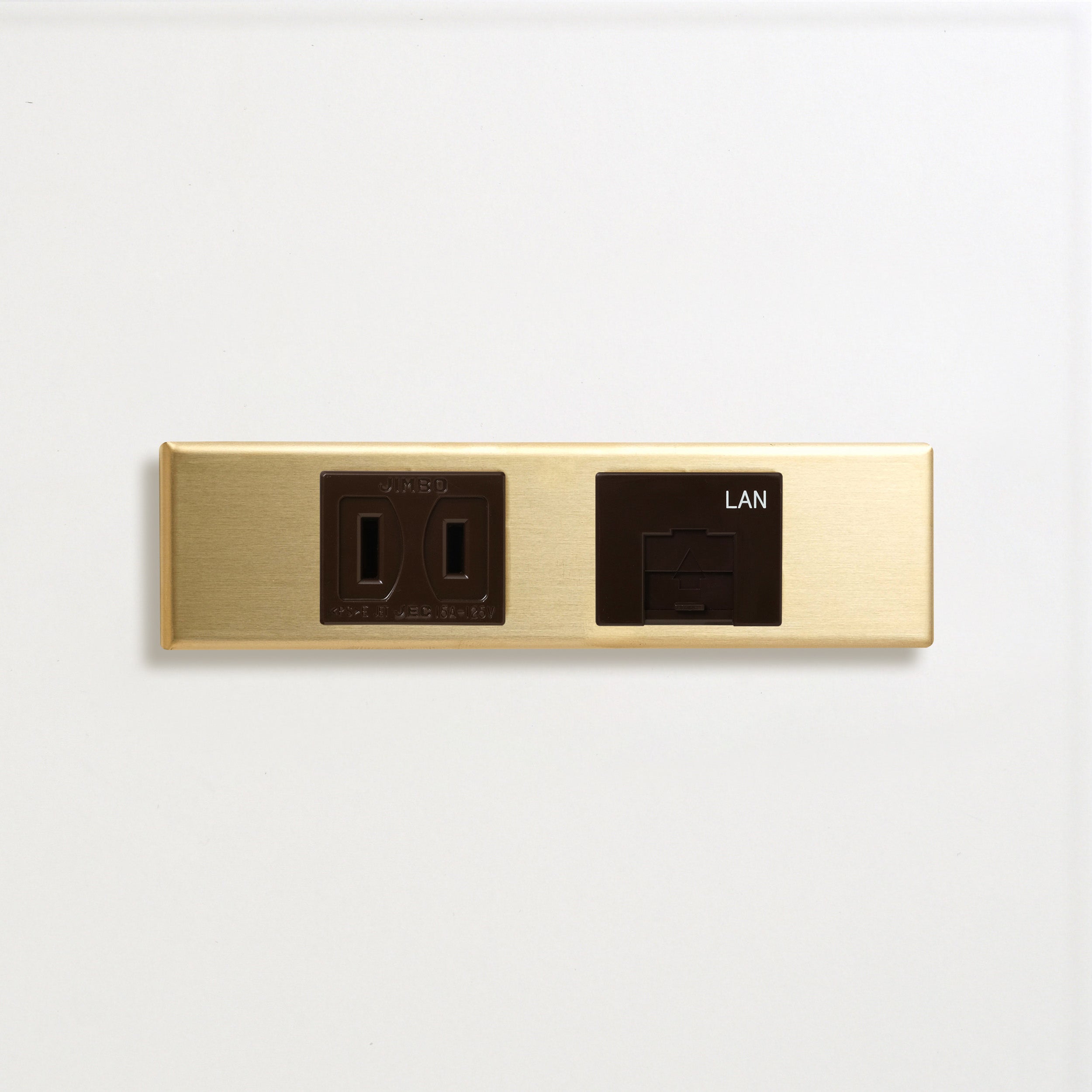 真鍮（素地） 家具用プレート<br>+ NK 埋込コンセント チョコ <br>+ NK 埋込モジュラジャック8極8心 チョコ