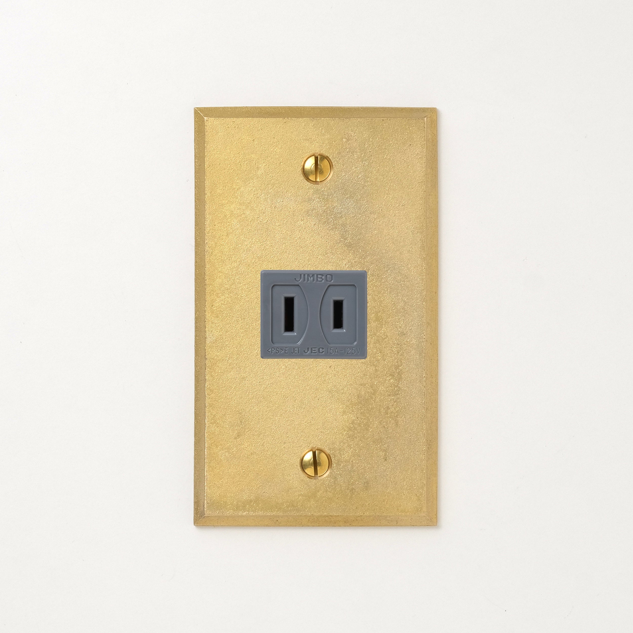 真鍮鋳造プレート（鋳肌） <br>+ NK 埋込コンセント グレー