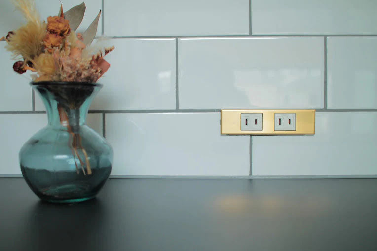 コンセンティック 真鍮ヘアライン プレート 家具用プレート２口用 