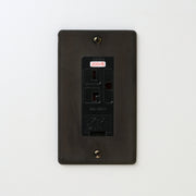 ステンレス（黒染）プレート <br>+ NK 埋込アースターミナル付接地15A、20Aコンセント 250V　ブラック