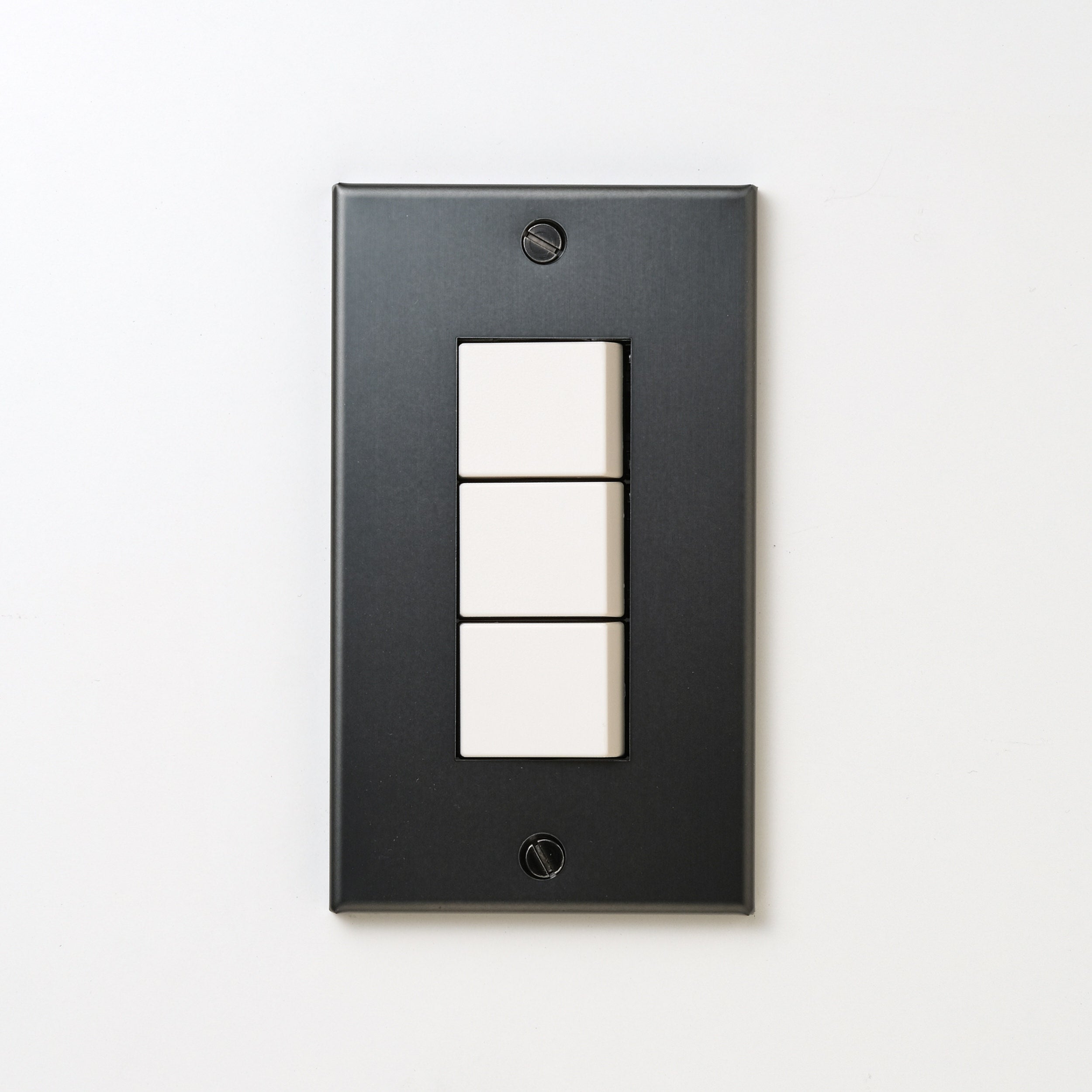 ステンレス（マットブラック）プレート <br>+ NK スイッチトリプル ホワイト