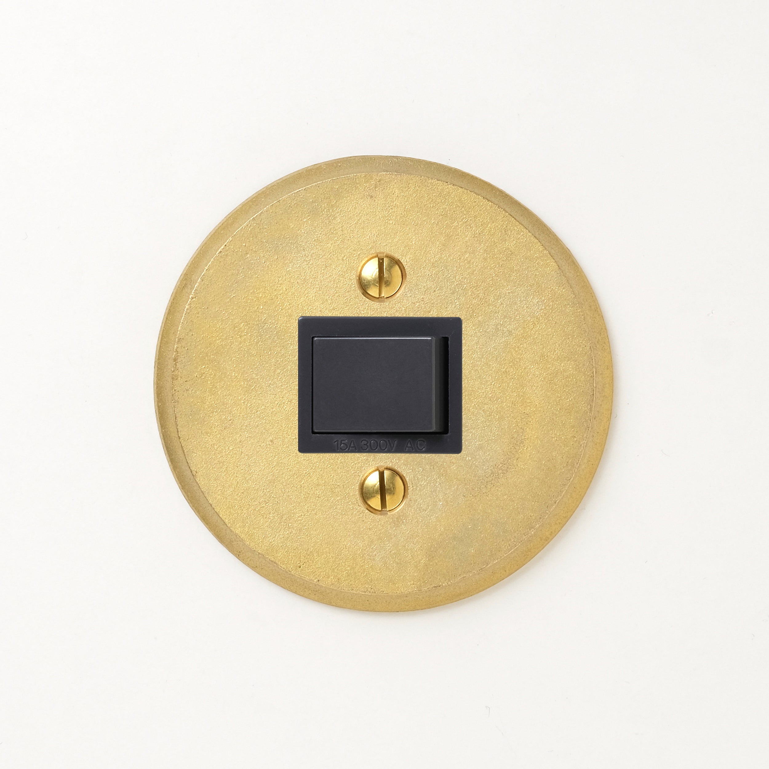 真鍮鋳造プレート（鋳肌） 半連１口用 丸 <br>+ パナソニック 埋込スイッチ シングル グレー