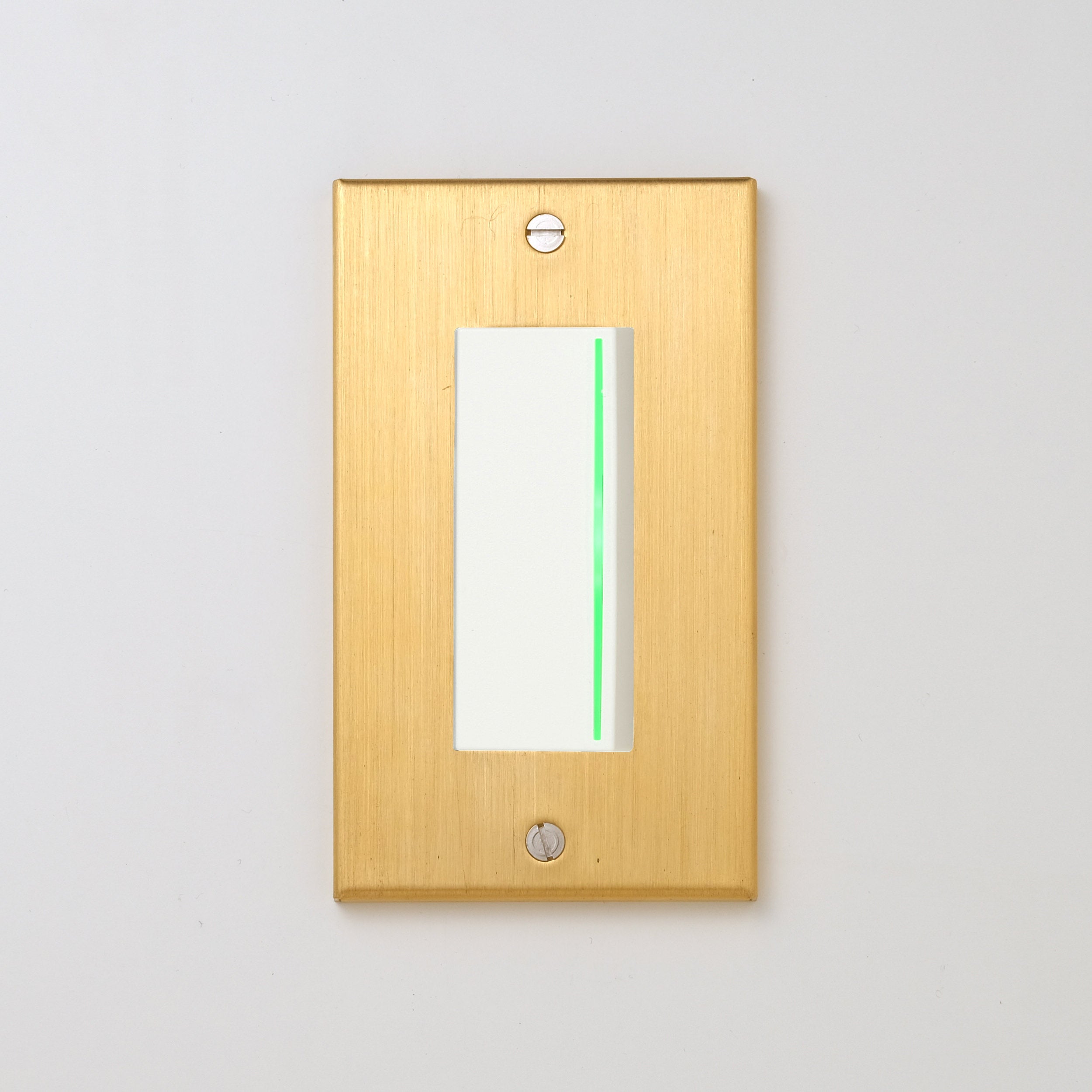 真鍮（ヘアライン） プレート <br>+ NK 片切、3路ガイドランプ（グリーン）付スイッチシングル  ホワイト