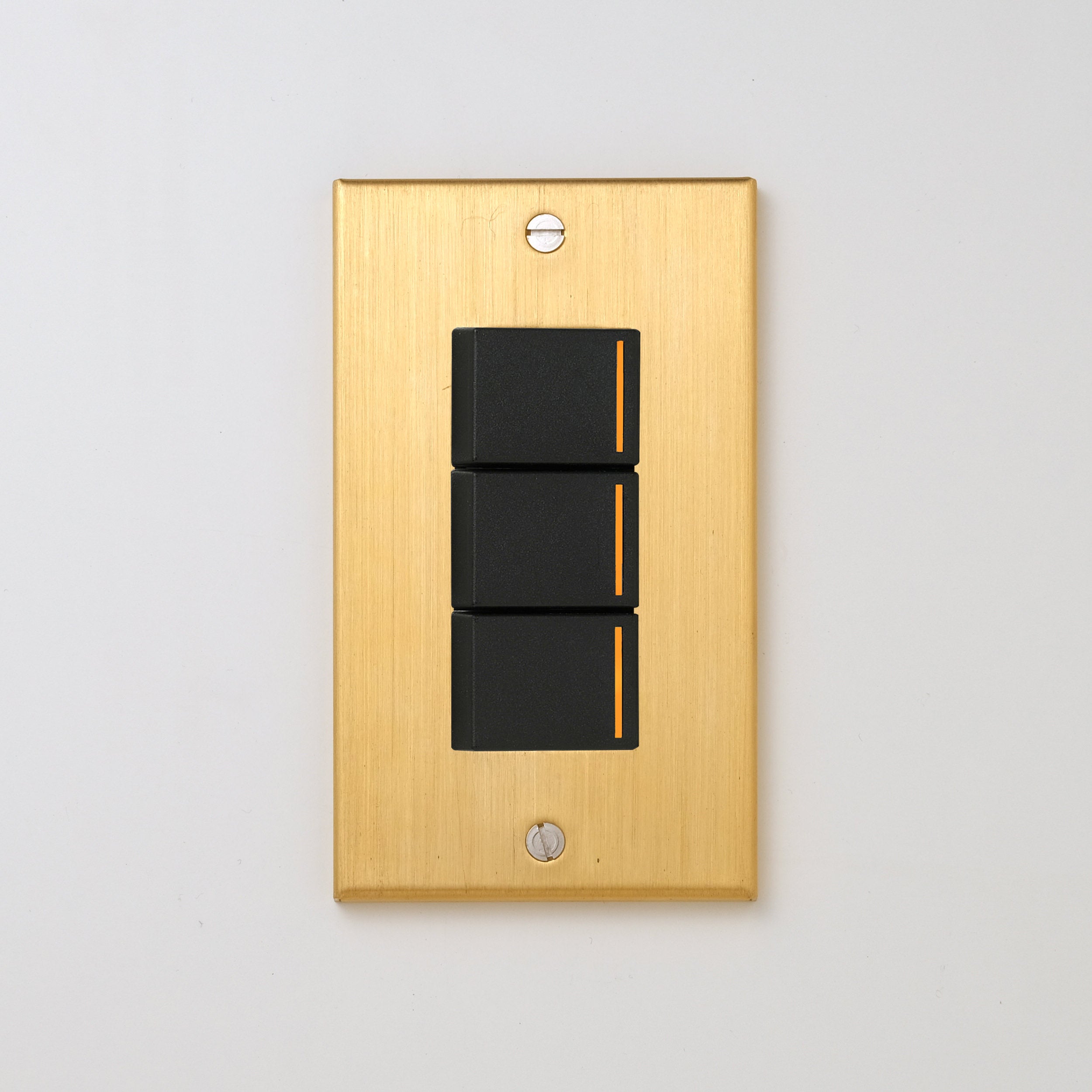 真鍮（ヘアライン） プレート <br>+ NK 片切、3路チェックランプ（オレンジ）スイッチトリプル  ブラック