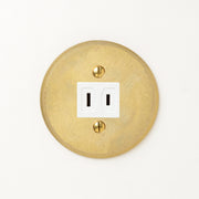 真鍮鋳造プレート（鋳肌） 半連１口用 丸 <br>+ NK 埋込コンセント ホワイト