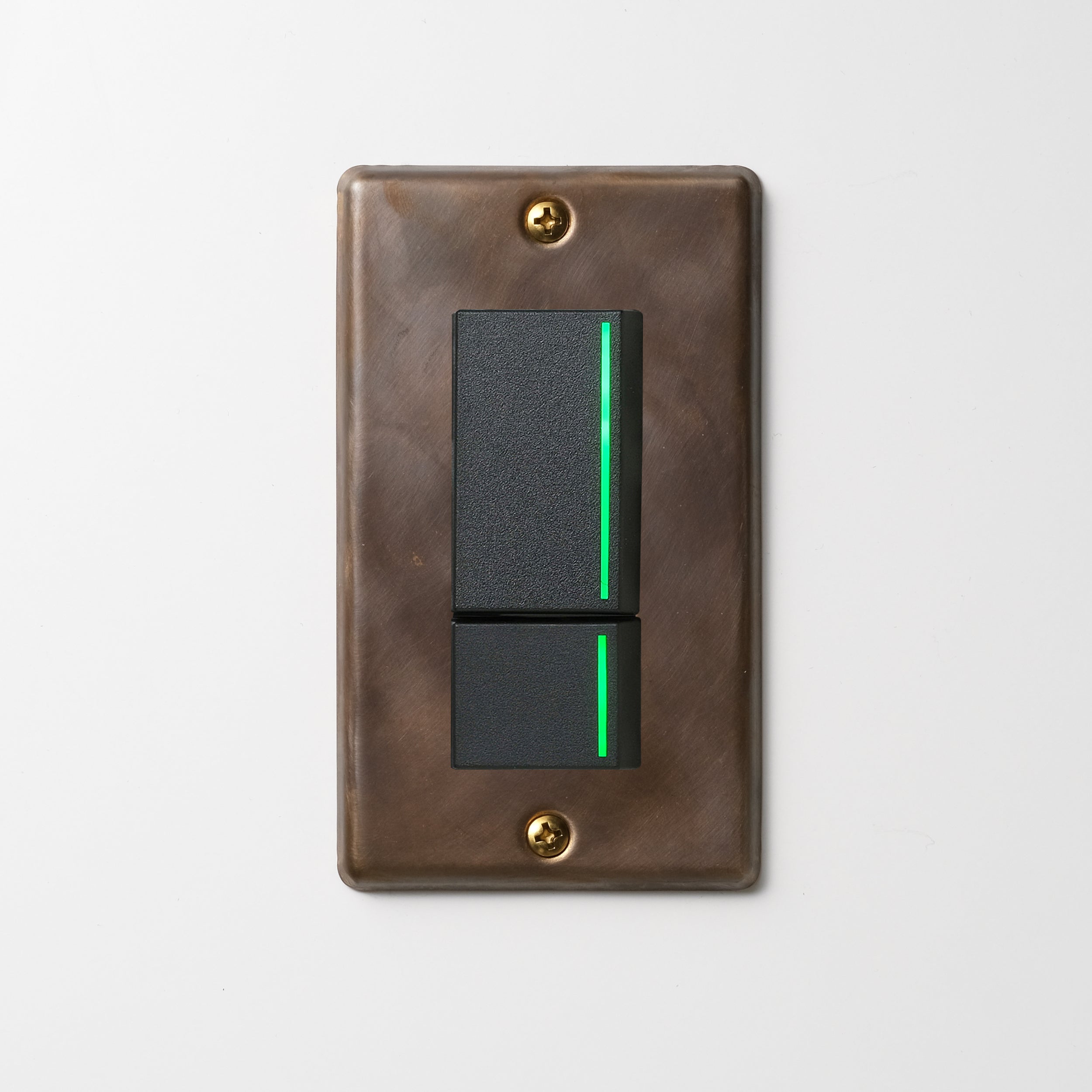 真鍮（燻し） プレート <br>+ NK 片切、3路ガイドランプ（グリーン）スイッチダブル（上段大）  ブラック