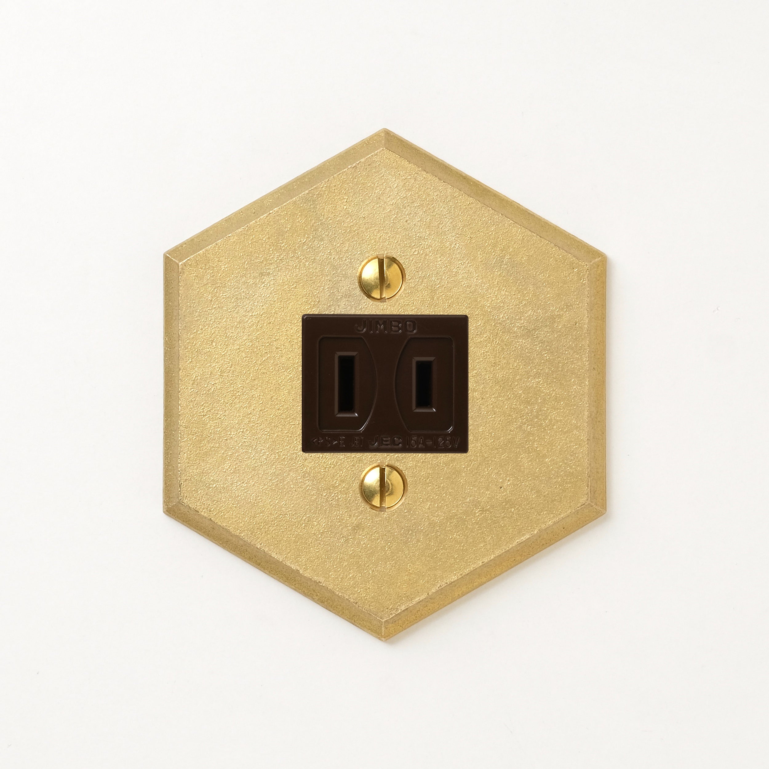 真鍮鋳造プレート（鋳肌） 半連１口用 六角 <br>+ NK 埋込コンセント チョコ