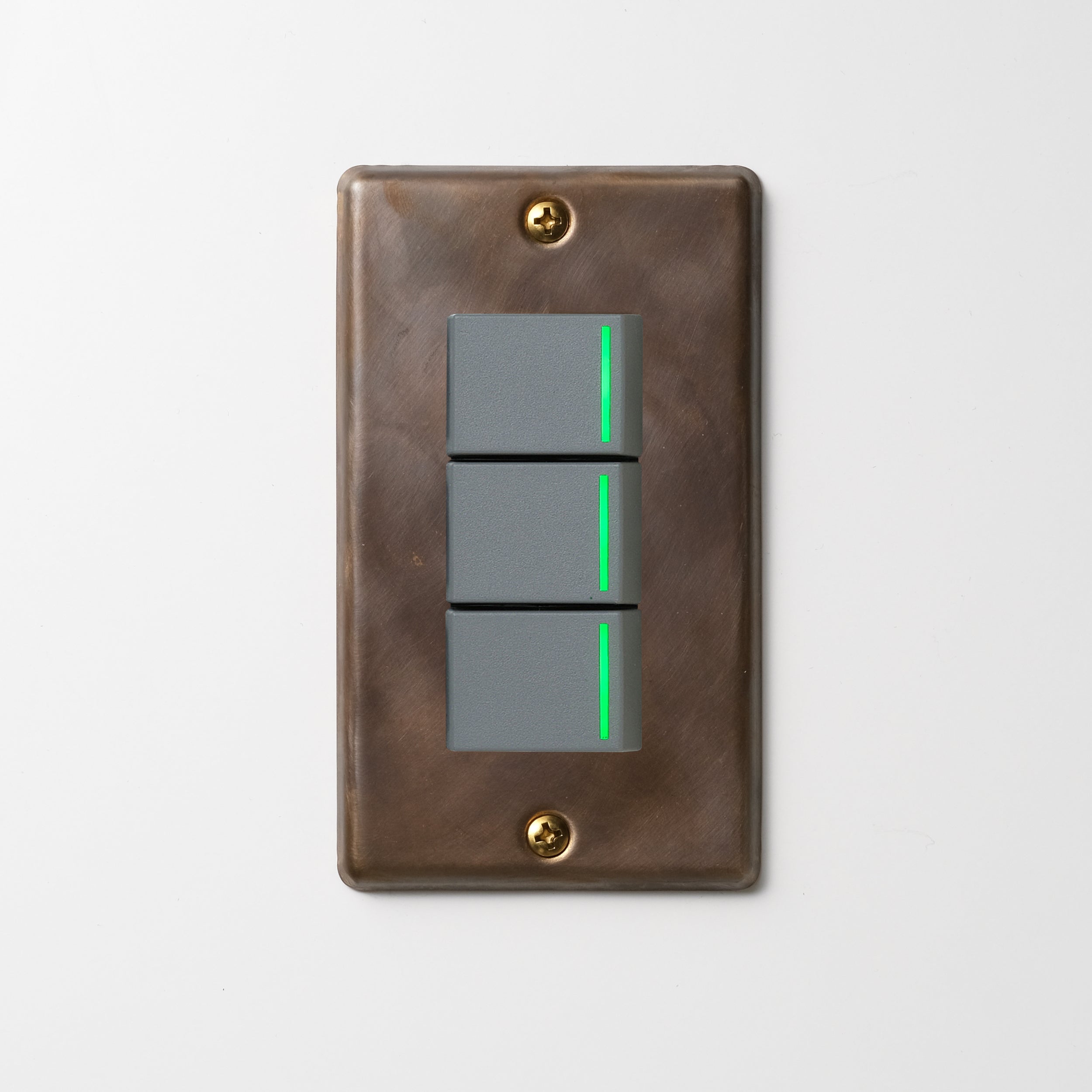 真鍮（燻し） プレート <br>+ NK 片切、3路ガイドランプ（グリーン）スイッチトリプル  グレー